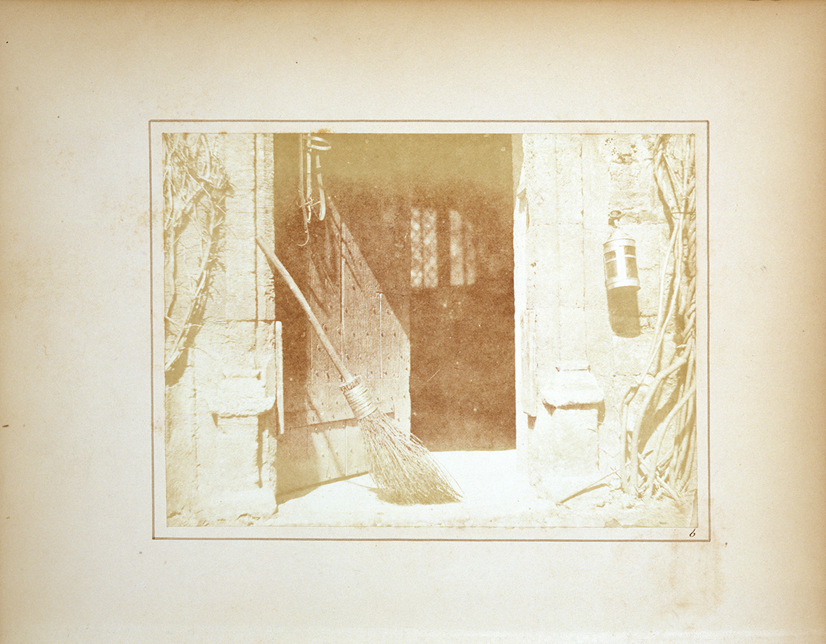 写真集『自然の鉛筆』（1844～46年）より「開いた扉」。タルボットが当時のニューメディア「写真」の可能性と、自身が発明した写真技法の有効性を示すために発行。会期中にページを変えながら展示する