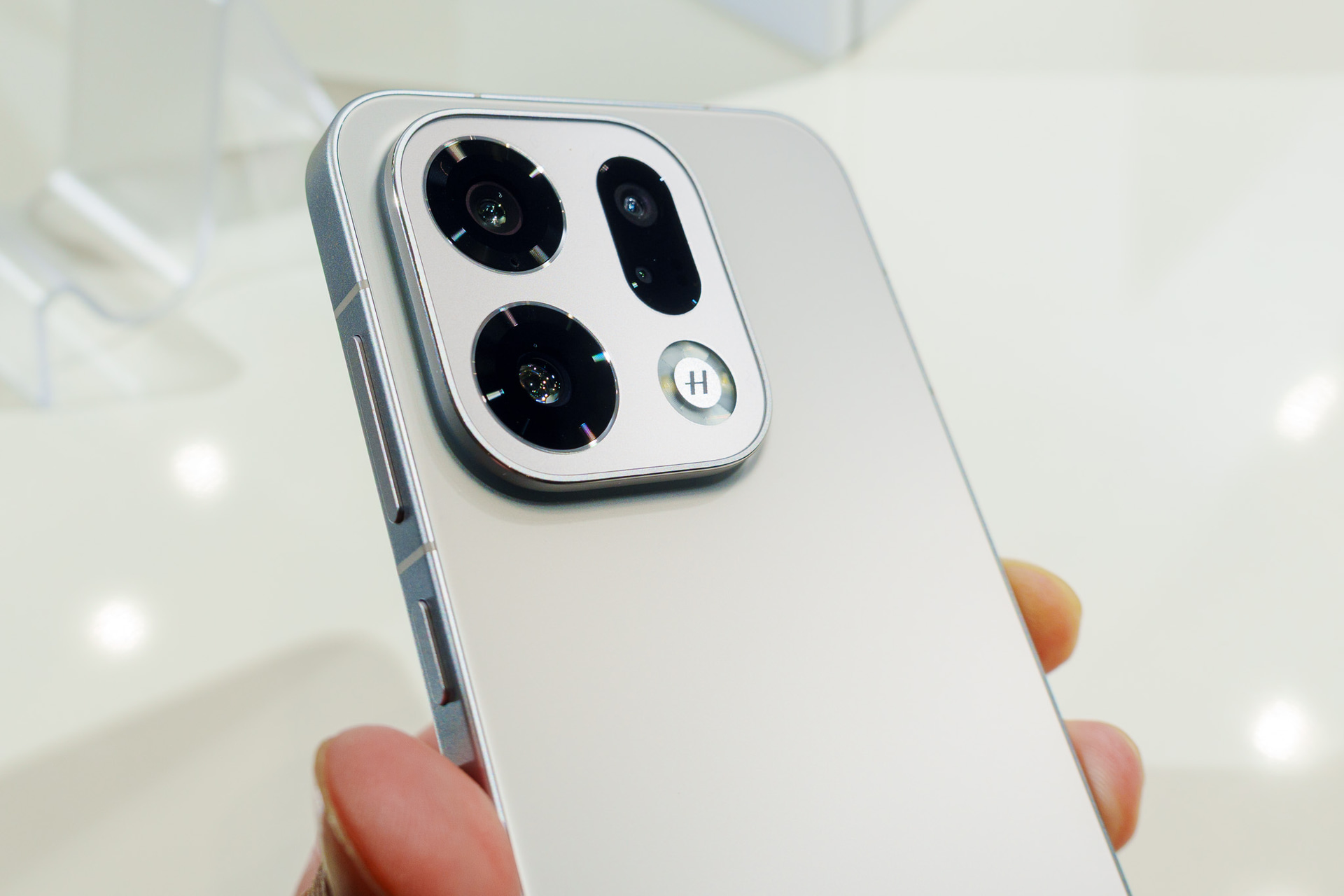 Find X9のカメラ構成。4つのカメラと、「H」のロゴ部分はLEDフラッシュを搭載