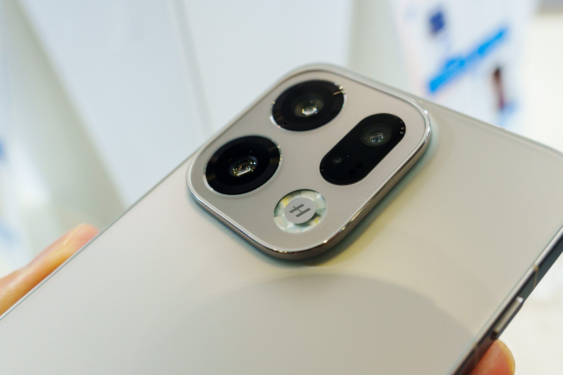 メインカメラは左上。その下が望遠カメラで、右上にあるのは超広角カメラで、その下にマルチスペクトルカメラが搭載されている