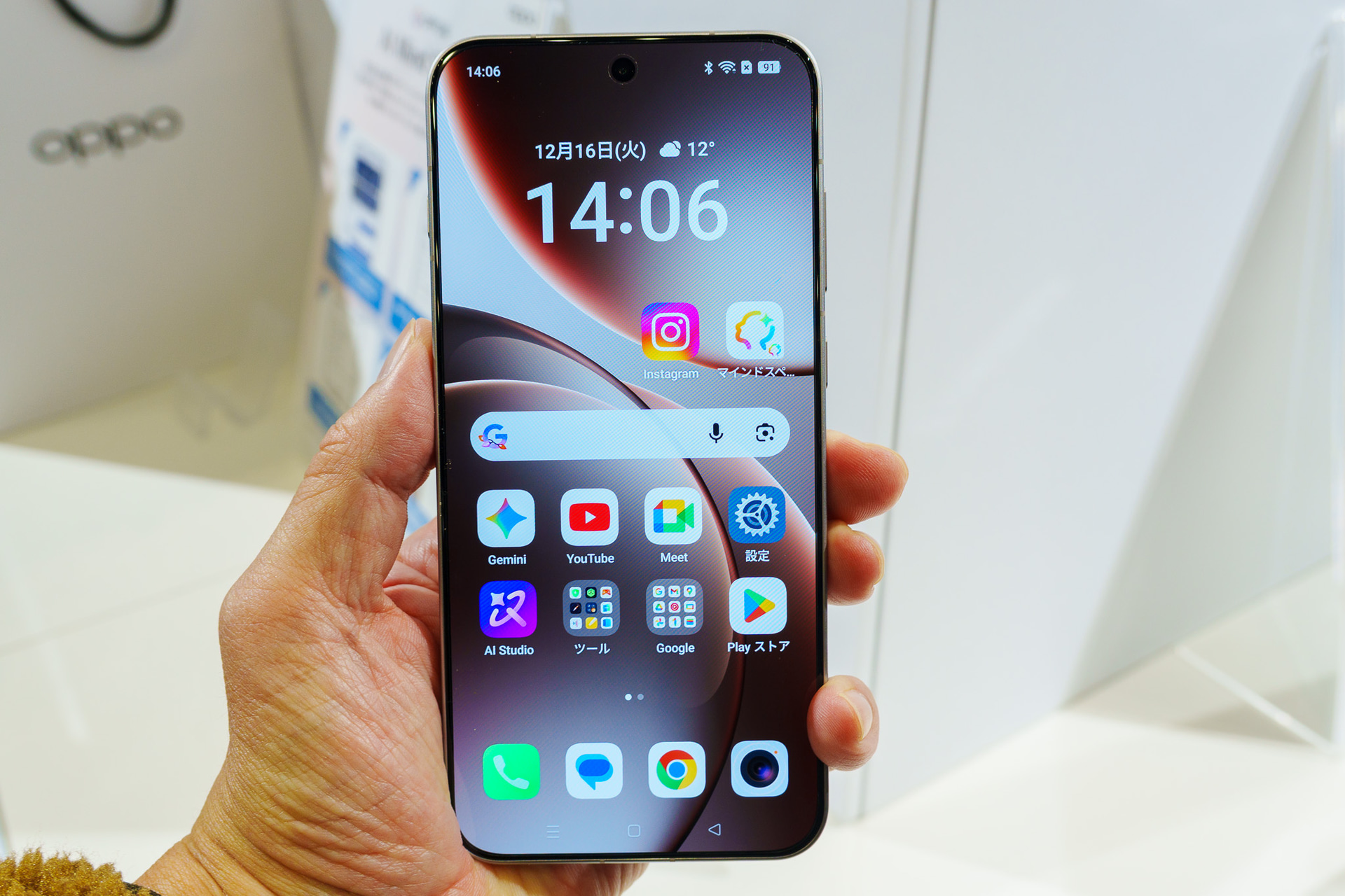 比較的持ちやすいサイズを実現したOPPO Find X9