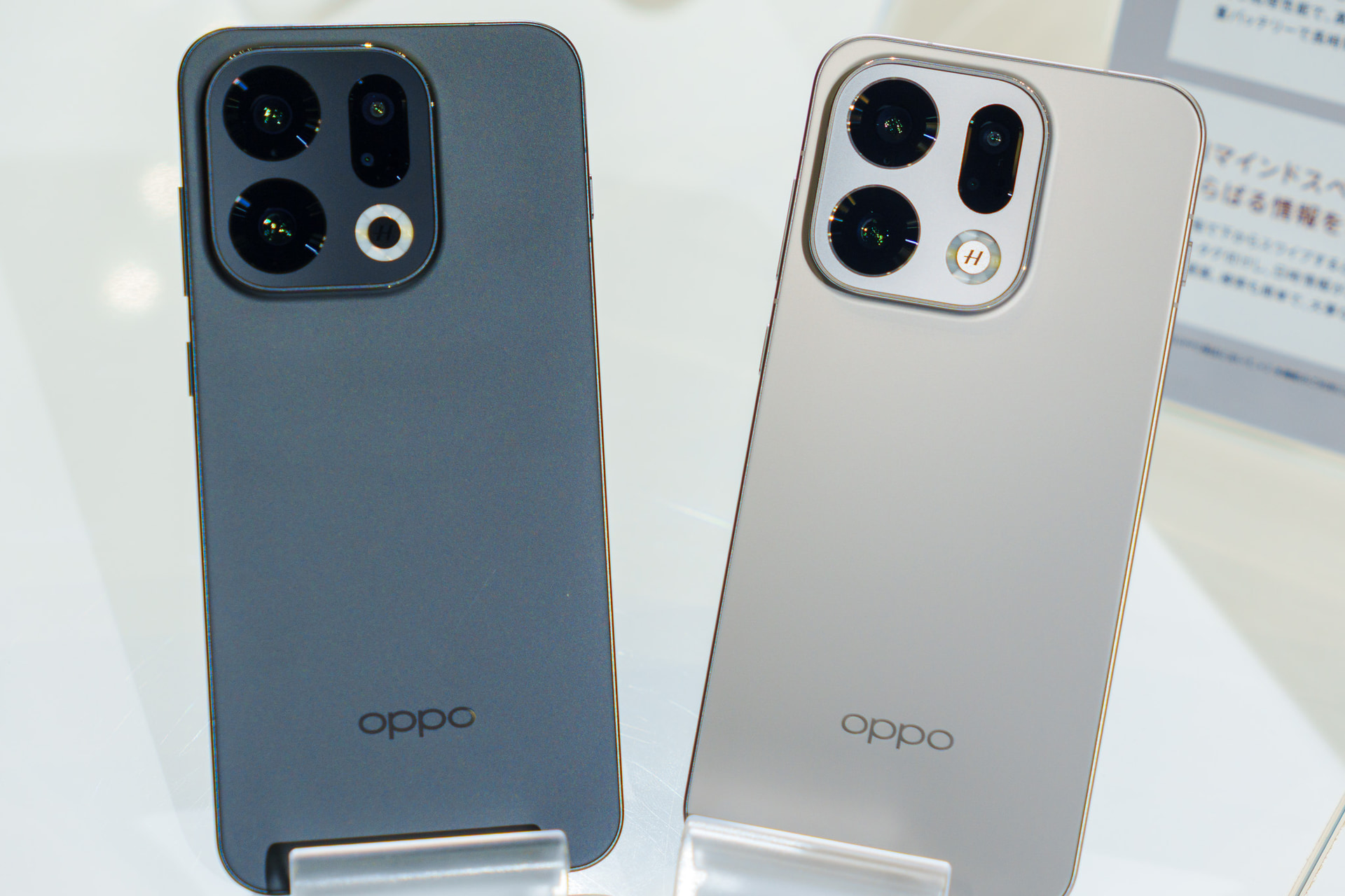 背面はマットで指紋も付きにくい