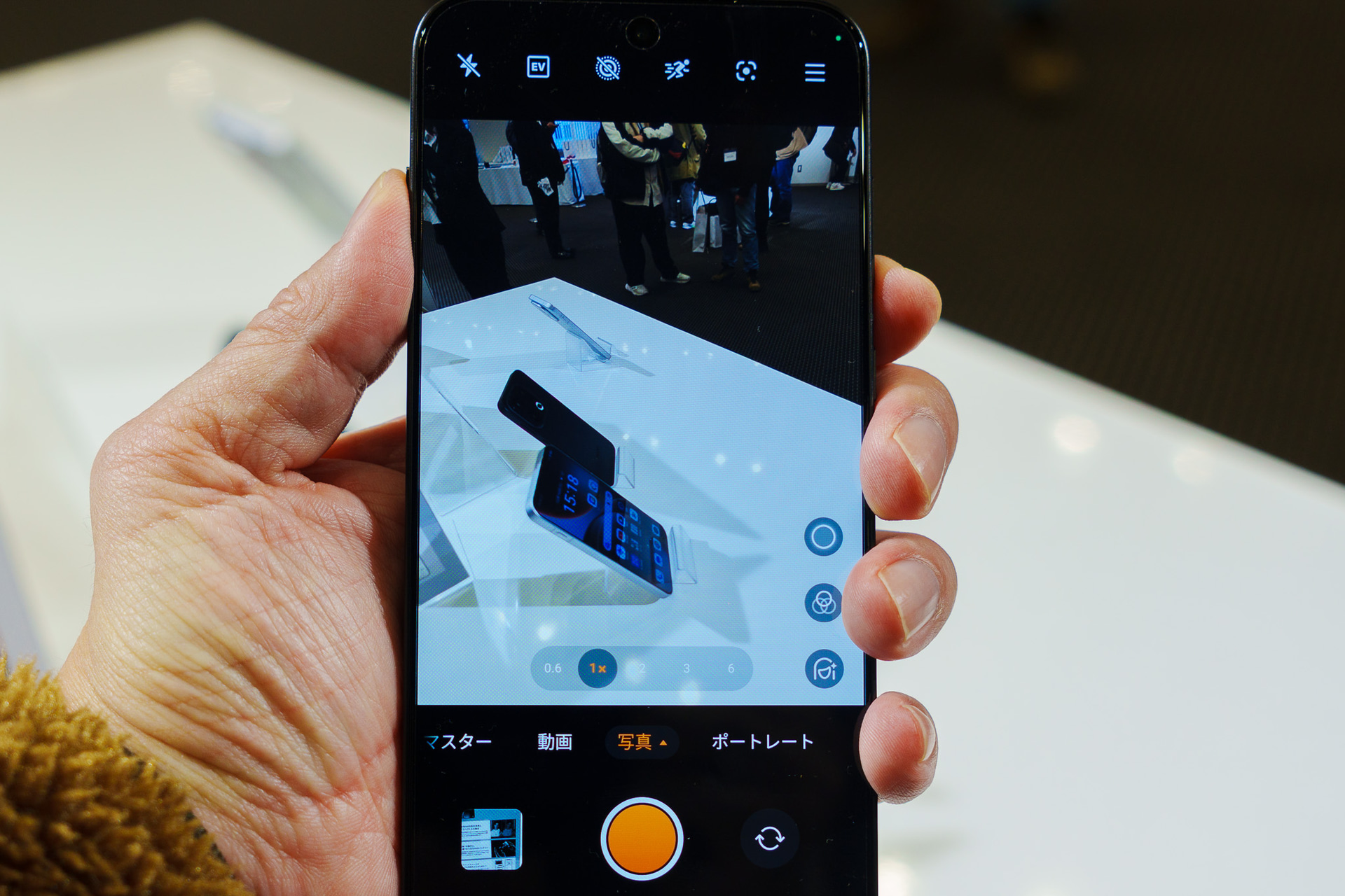 左上（親指）でカメラを起動して撮影する、という動作も可能