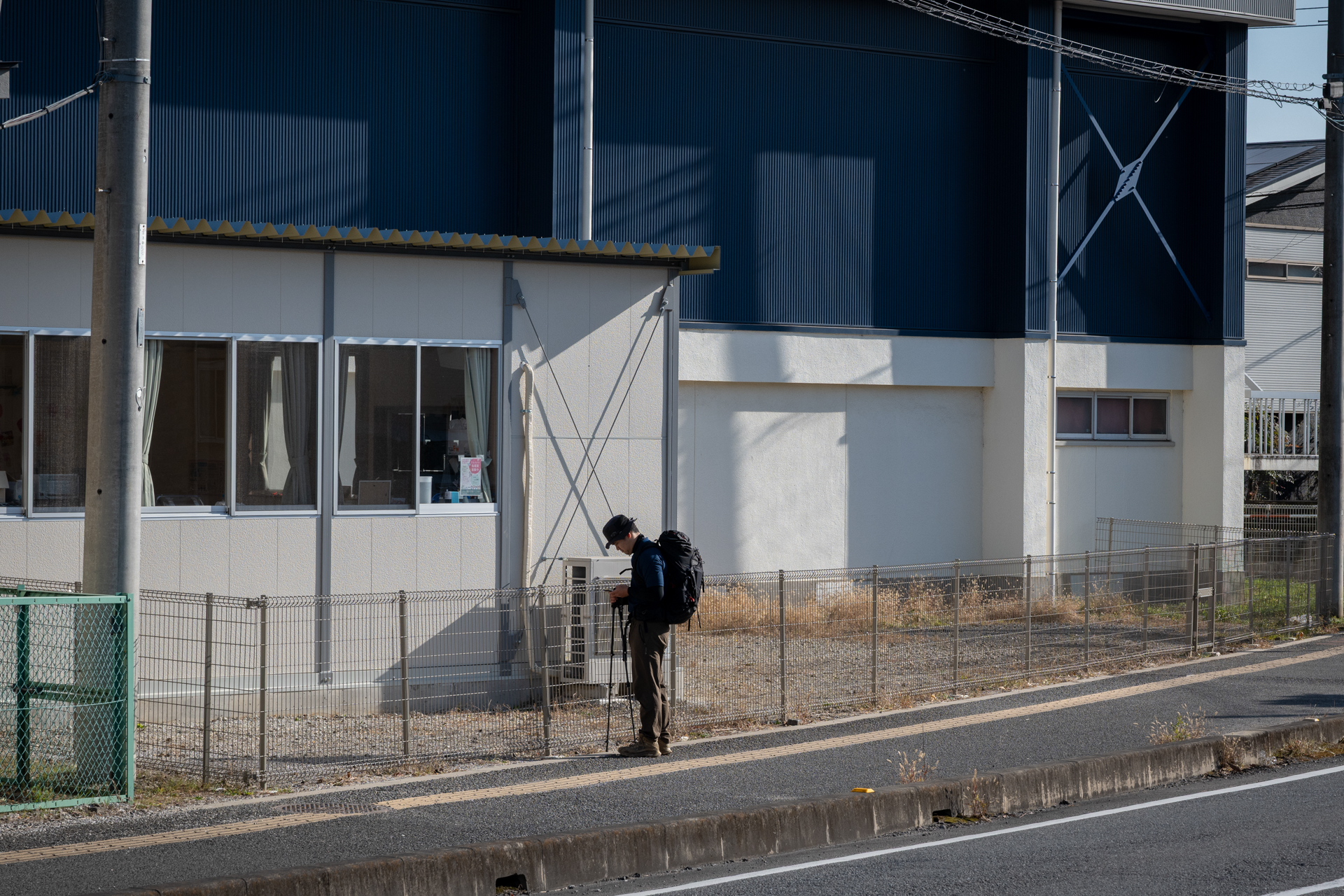 はるか遠くにいる人物にも、ふつうに人物の被写体認識をしますし、頭にフォーカスされますね。マジメなカメラだなと思います。<br><span class="fnt-85">ニコン Z50II／NIKKOR Z 24-70mm f/4 S／70mm（105mm相当）／プログラムAE（1/800秒、F7.1、±0.0EV）／ISO 400</span>