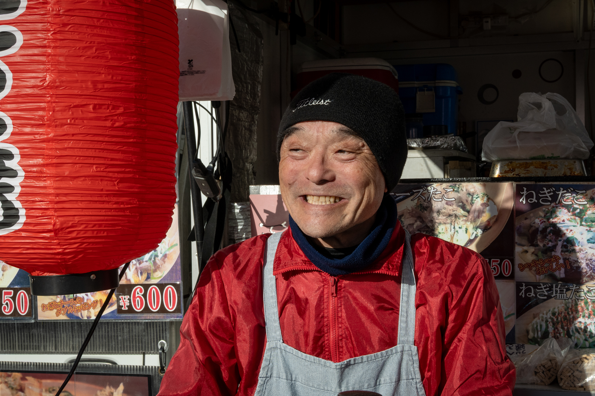 たこ焼き屋さん。何も考えていませんが、シャッターを押すだけでおじさんがキレイに撮れます。<br><span class="fnt-85">ニコン Z50II／NIKKOR Z 24-70mm f/4 S／35mm（52mm相当）／プログラムAE（1/500秒、F13、−0.7EV）／ISO 400</span>