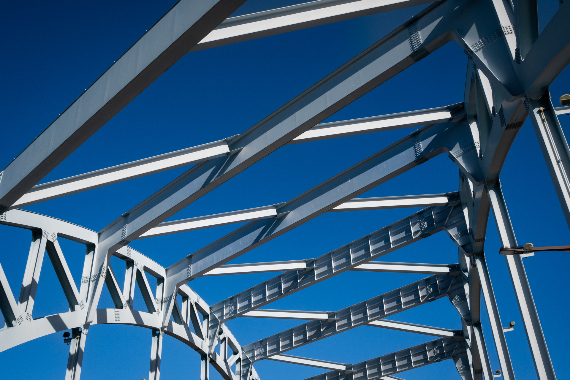 モダンな橋。クリアな青空。ヌケのよい画像とはなるほどこういうことかと思わせます。<br><span class="fnt-85">ニコン Z50II／NIKKOR Z 24-70mm f/4 S／24mm（36mm相当）／プログラムAE（1/640秒、F13、−0.3EV）／ISO 400</span>