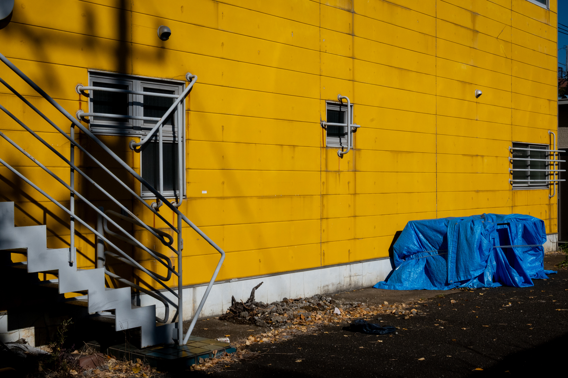 黄色と青の光景。反射率からしてアンダーにはなるだろうけど、そのままにしています。シリアスな雰囲気になりました。<br><span class="fnt-85">ニコン Z50II／NIKKOR Z 24-70mm f/4 S／32.5mm（48mm相当）／プログラムAE（1/1,000秒、F16、−0.7EV）／ISO 400</span>