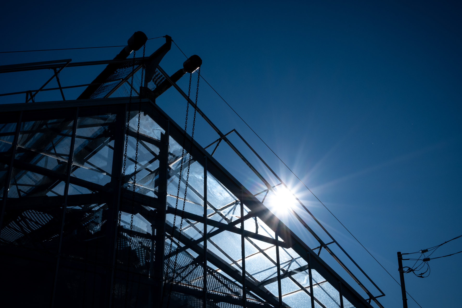 太陽をドンと入れてみます。少しアンダー目に調整すると見た目どおりの雰囲気になります。<br><span class="fnt-85">ニコン Z50II／NIKKOR Z 24-70mm f/4 S／30.5mm（45mm相当）／プログラムAE（1/1,250秒、F18、−0.7EV）／ISO 400</span>