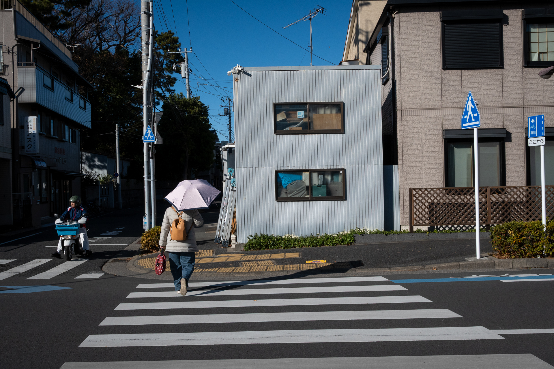 街の光景なのですが、この距離と大きさなのにZ50IIは日傘をまじめに追うんですよね。どういうアルゴリズムなんでしょうか。<br><span class="fnt-85">ニコン Z50II／NIKKOR Z 24-70mm f/4 S／24mm（36mm相当）／プログラムAE（1/800秒、F14、−0.7EV）／ISO 400</span>