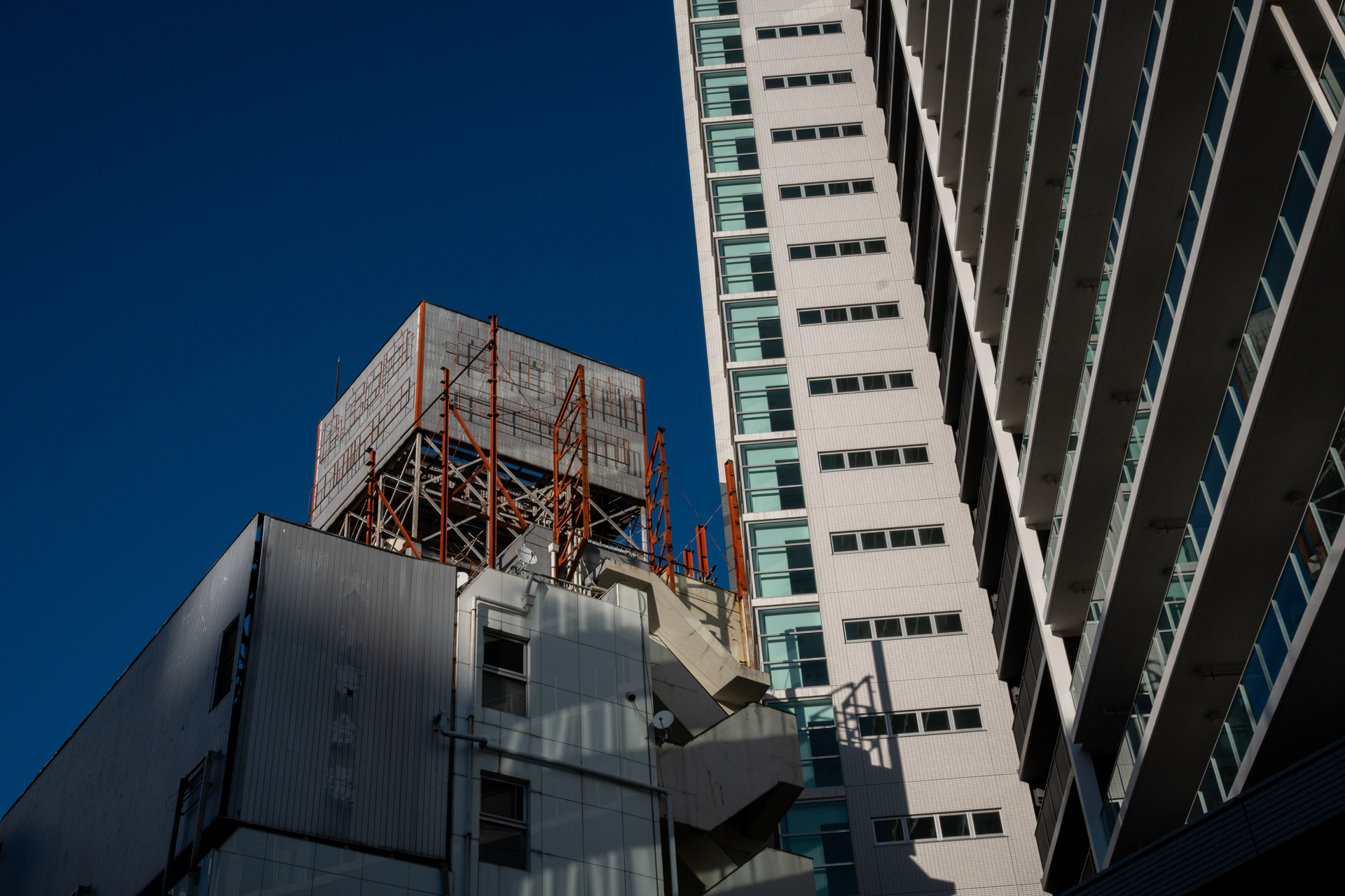 シリアスにみえる都市の風景です。安定の高画質で嬉しくなりますね。<br><span class="fnt-85">ニコン Z50II／NIKKOR Z 24-70mm f/4 S／29.5mm（44mm相当）／プログラムAE（1/800秒、F14、−0.7EV）／ISO 400</span>