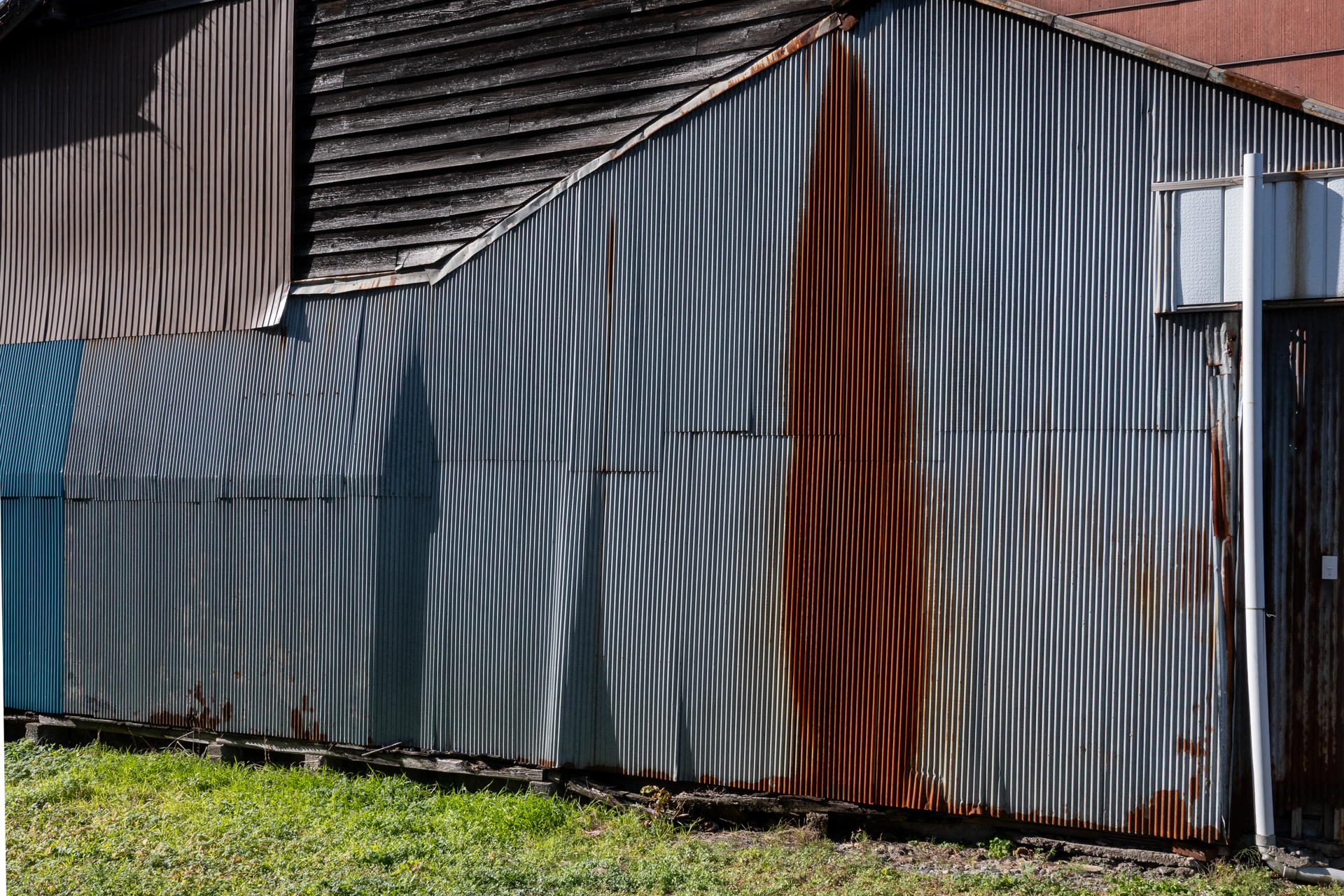 錆びたトタンは個人的好物ですから撮影せねばならないことになっております。とてもよい描写です。<br><span class="fnt-85">ニコン Z50II／NIKKOR Z 24-70mm f/4 S／24mm（36mm相当）／プログラムAE（1/400秒、F10、−0.7EV）／ISO 400</span>
