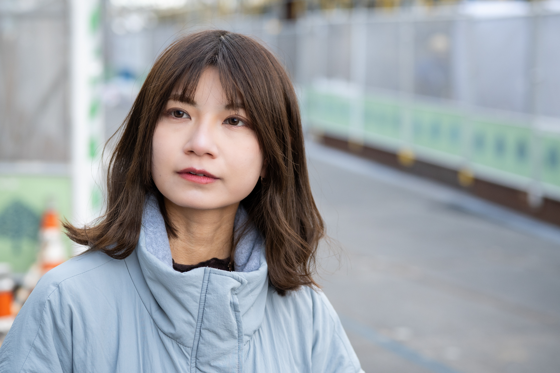 移動の合間にもさくっとシャッターを押し、構えていないところを狙ったりするのですが、これも自然に撮れてしまうわけです。モデル：<a href="https://x.com/okw_hi_">ひぃな</a><br><span class="fnt-85">ニコン Z50II／NIKKOR Z 50mm f/1.8 S／50mm（75mm相当）／絞り優先AE（1/1,000秒、F2.5、＋0.3EV）／ISO 400</span>