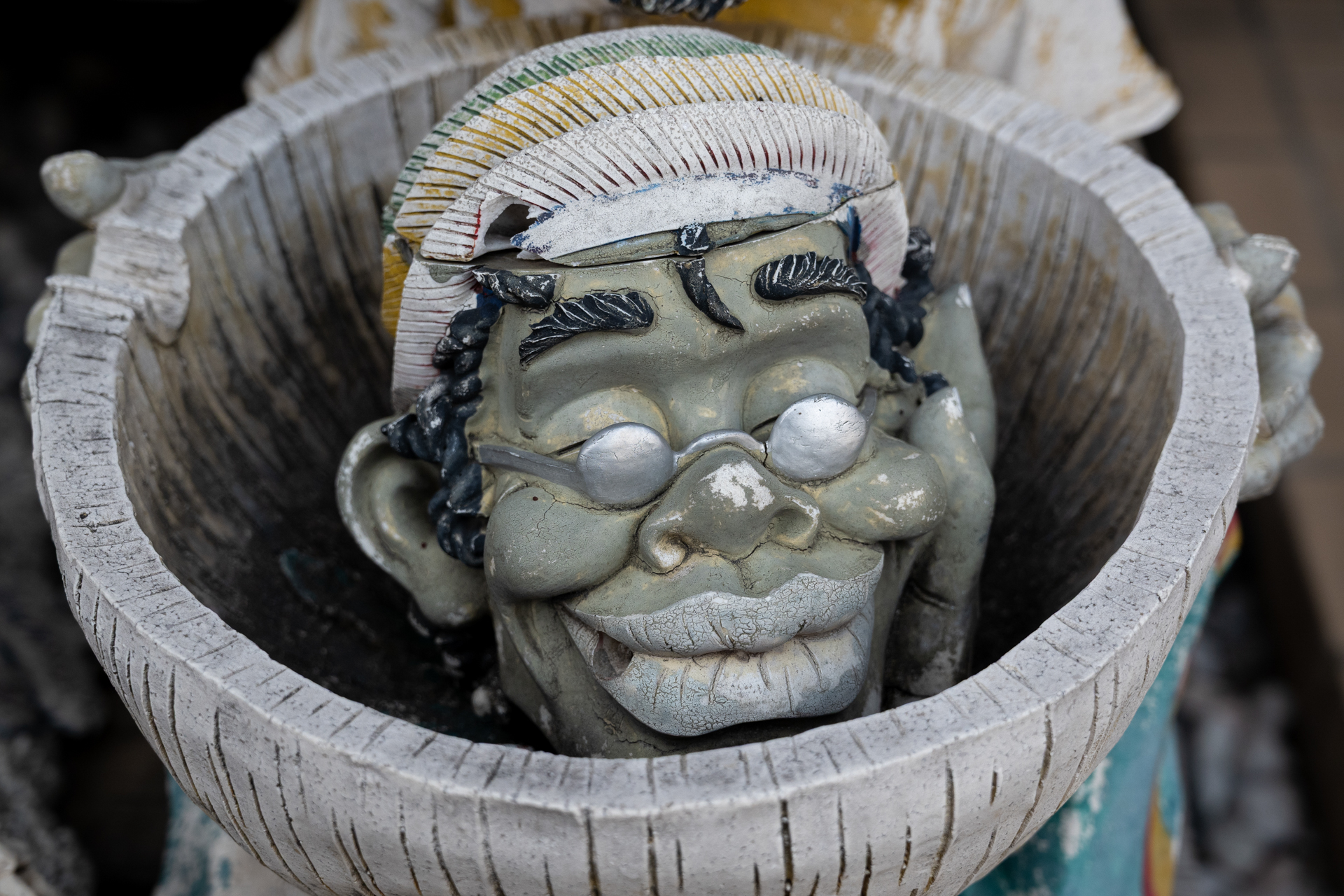 人形だろうがオブジェだろうが、顔のカタチだと判断すれば、すっとフォーカスします。すばらしいです。<br><span class="fnt-85">ニコン Z50II／NIKKOR Z 24-70mm f/4 S／49mm（73mm相当）／プログラムAE（1/400秒、F5.0、−0.3EV）／ISO 400</span>