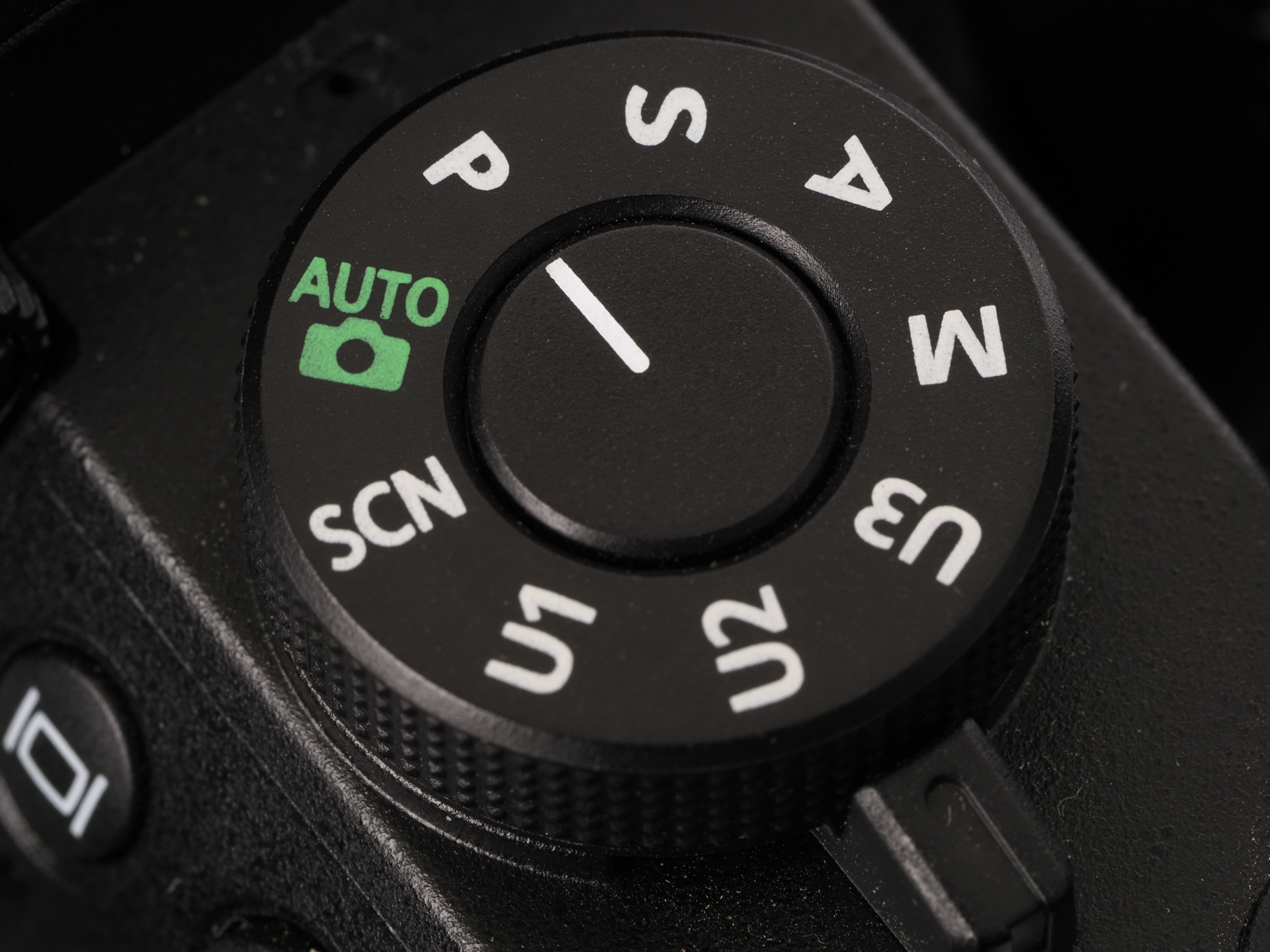 問題の撮影モードダイヤルです。動きが軽いですね。先日もいつのまにか緑の「AUTO」モードになっていたことに気づかず、撮影設定したくてもできない状態になり、パニックに。