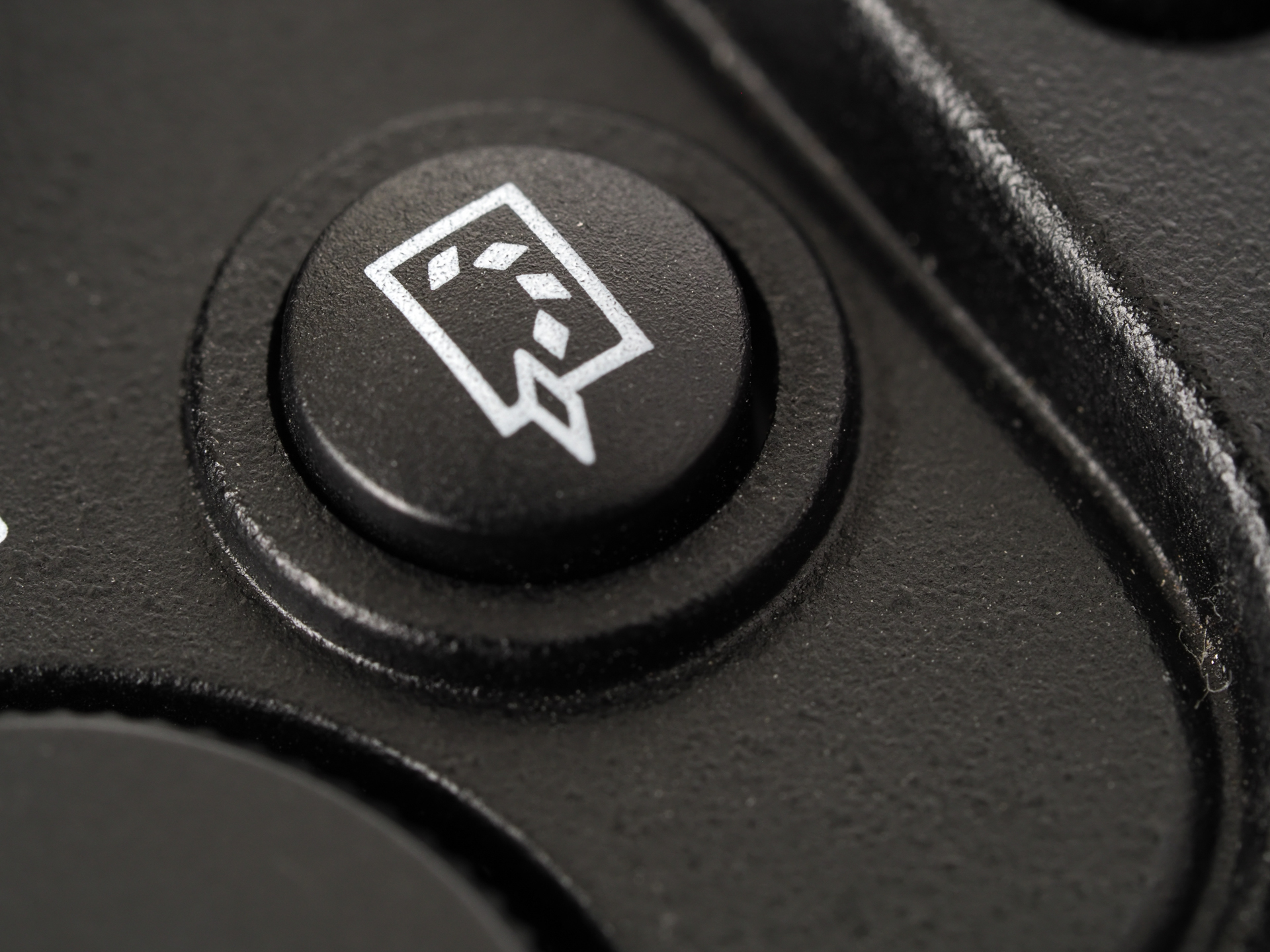 ピクチャーコントロールボタンがすごくいい位置にあるわけです。筆者はこれを使わないので、画像拡大に割り当てたりしてますが、他に良い設定ありますかね。