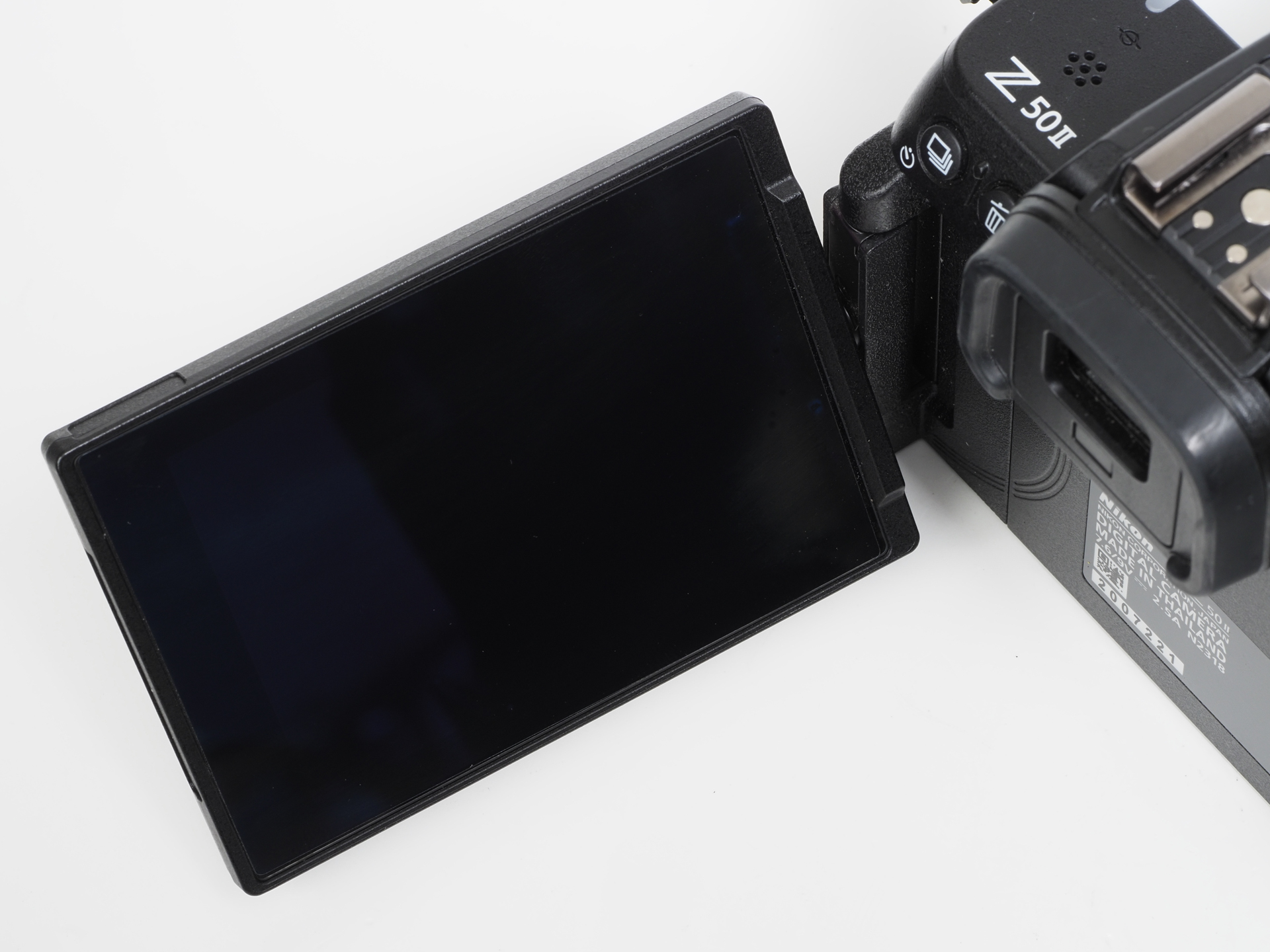 当初はチルトにしてくれと言いながら、バリアングルのLCDもけっこう便利に使用しています。ヒザが痛い時にローアングルで撮る時とかね。年寄りには便利です。