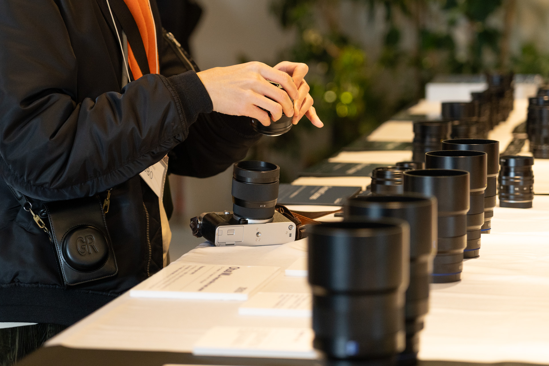 レンズを試す参加者