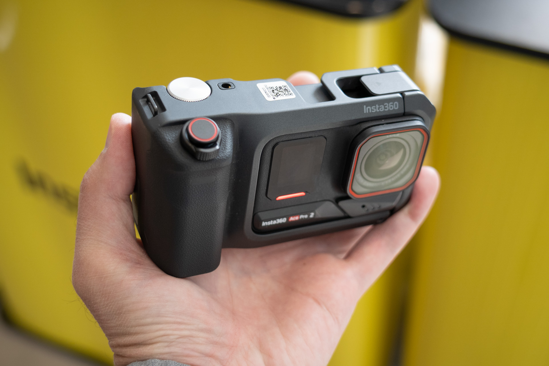 ストリート撮影グリップProを装着したAce Pro 2