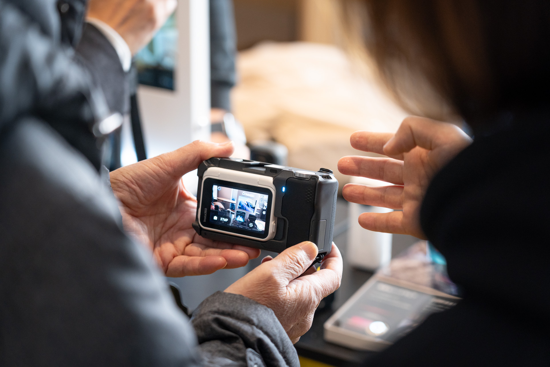 Ace Pro 2の説明を聞く来場者