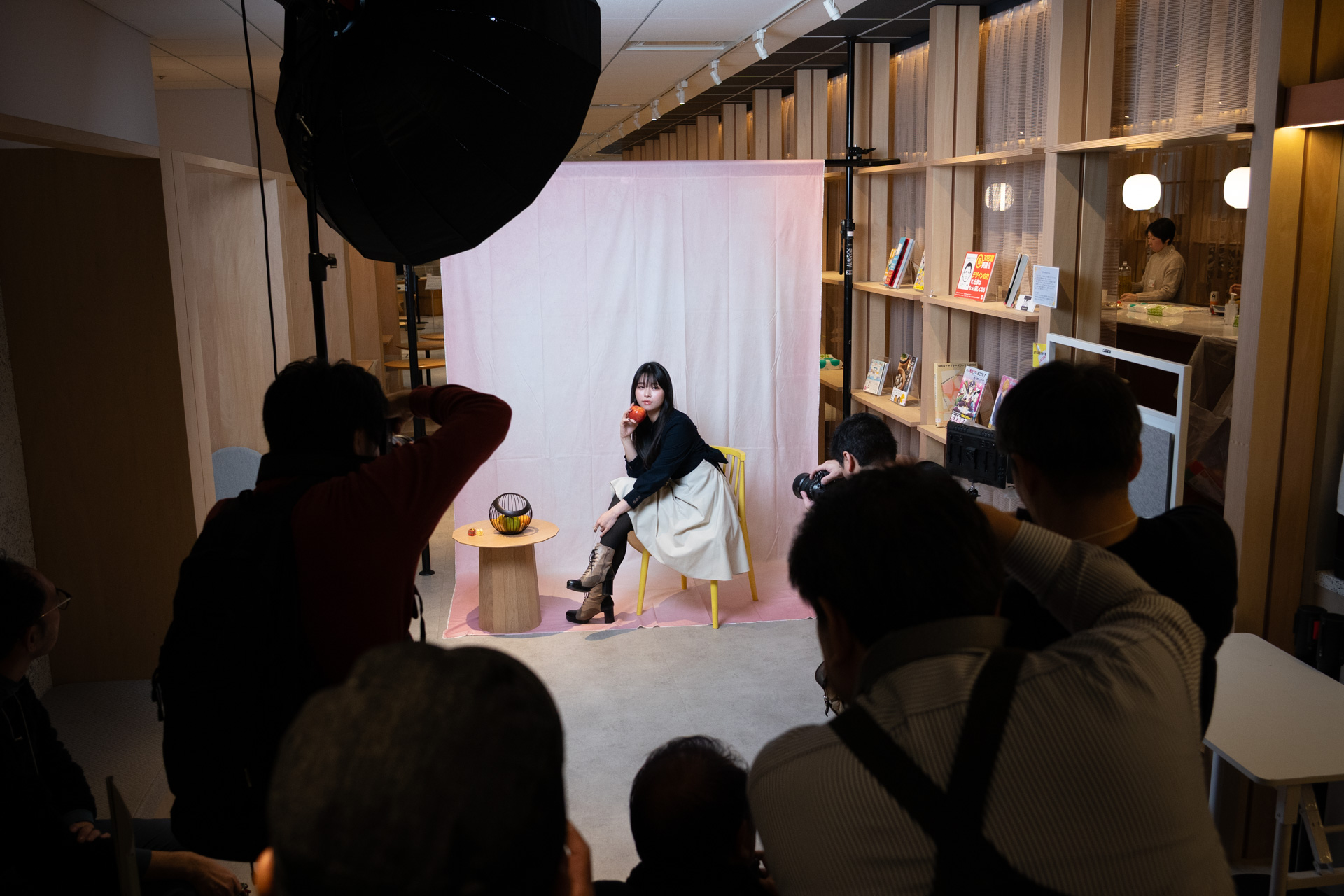 モデル撮影ブースも人気。モデルは<a href="https://x.com/Touko_Ao" class="n" target="_blank">透子</a>さん