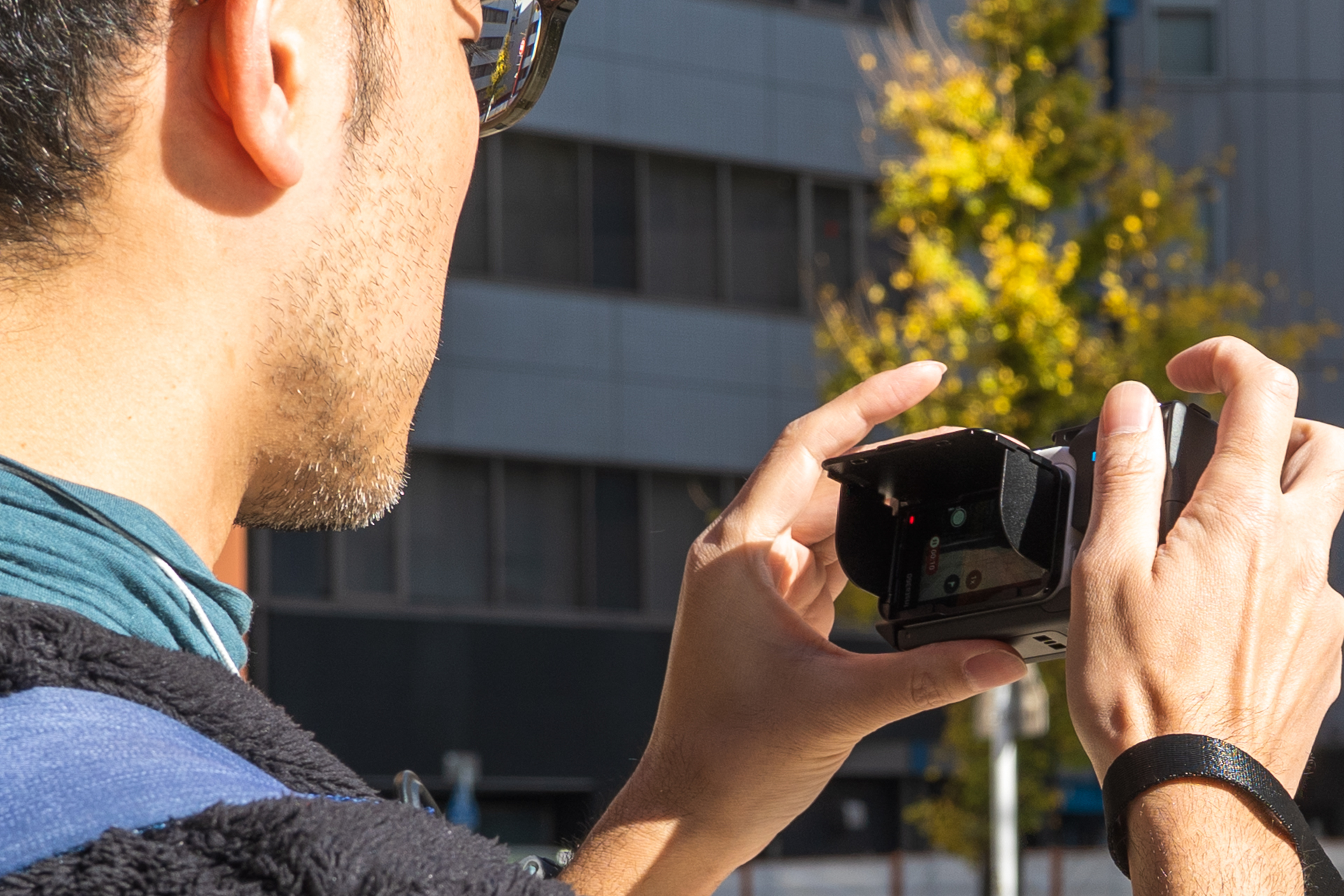 屋外での試写も好評