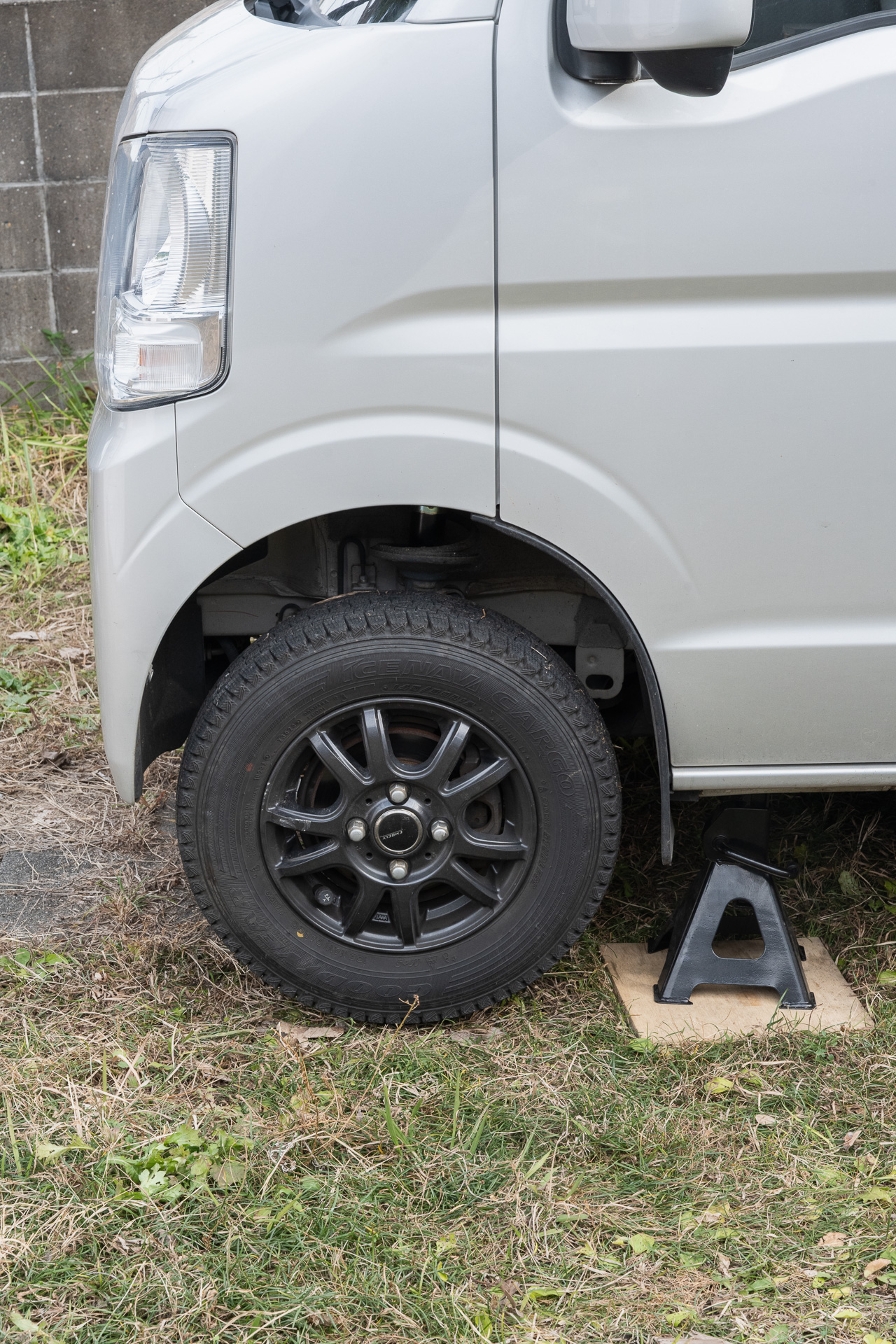 ジャッキアップしたらジャッキスタンドを噛ませ、リアには車止めを置く