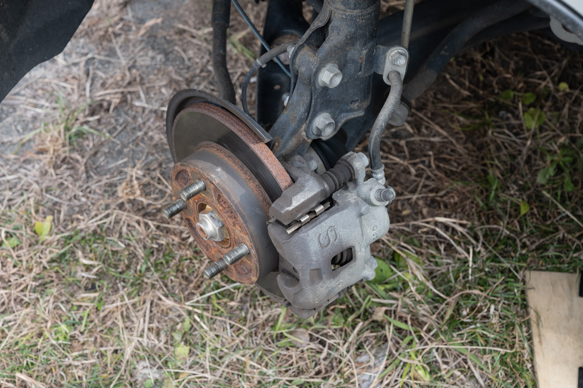 左側を整備するのでハンドルを右いっぱいに切るとキャリパー裏側が見える