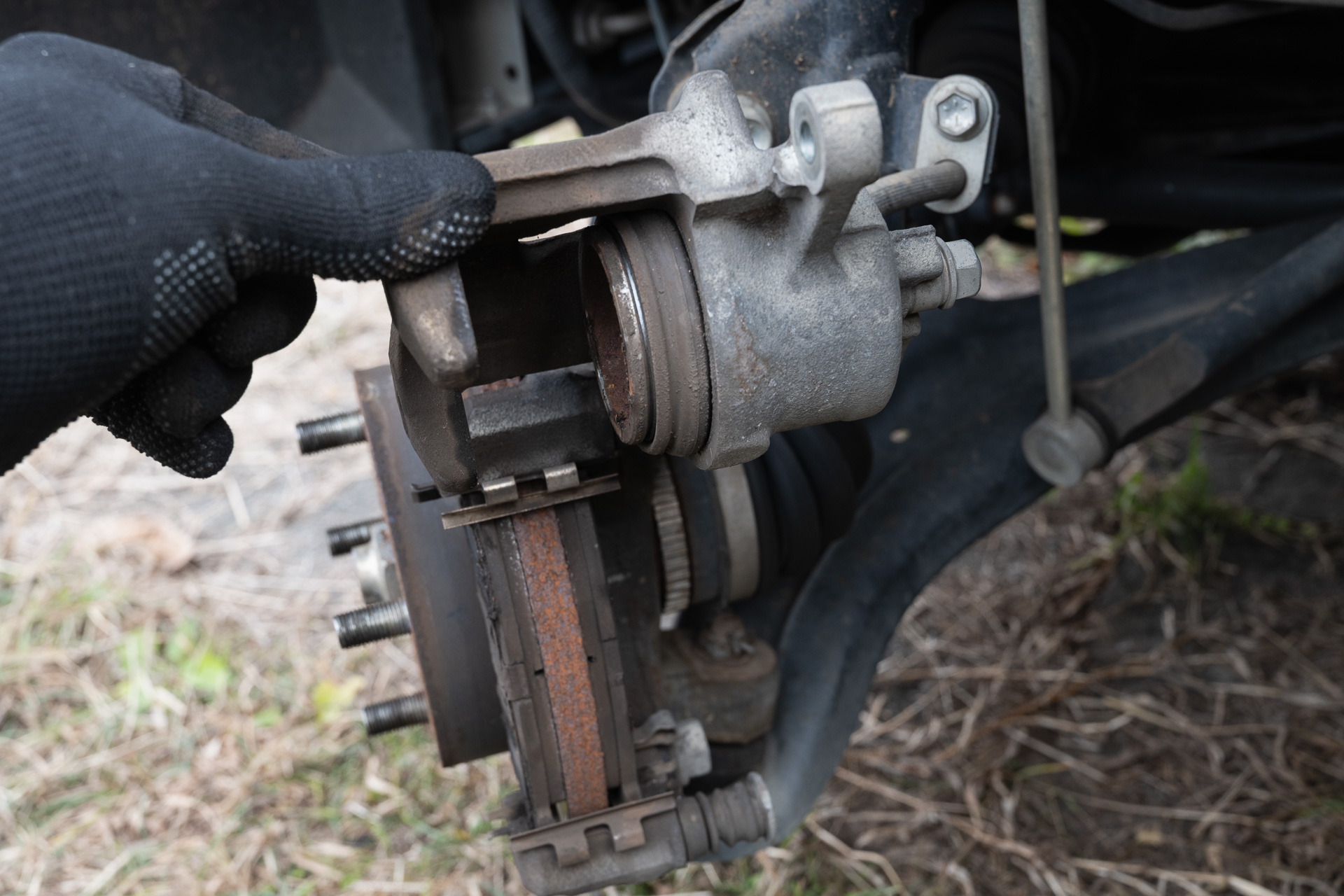 キャリパーを上に上げるとパッドの交換ができる