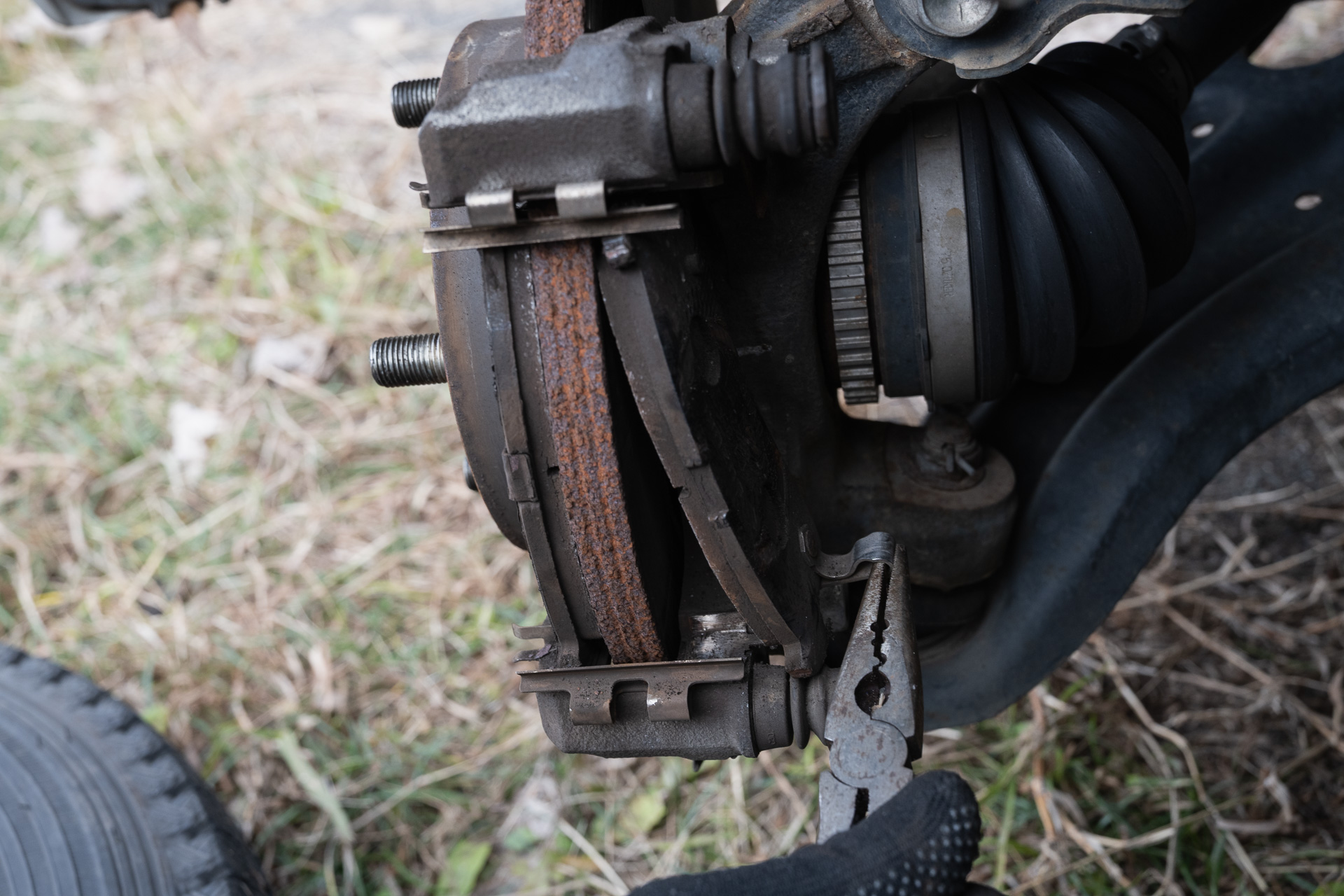 パッドは外側にずらすだけで外れる