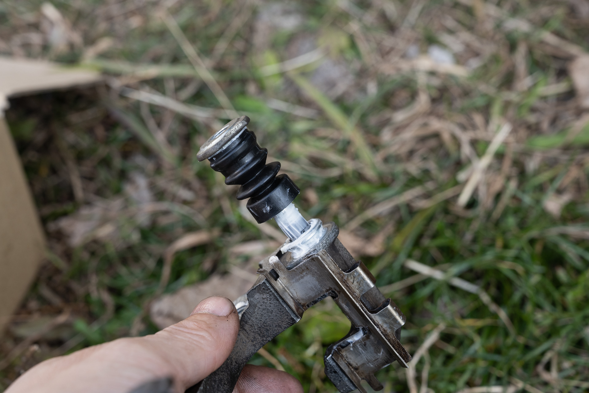 スライドピンを清掃してグリスアップ。この写真はグリスつけすぎ。このあと拭き取って適量に