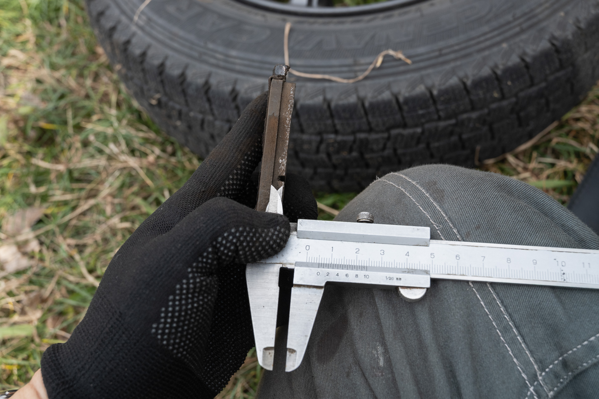 パッドの実際に削れる部分がライニング。ライニングの残りを測る