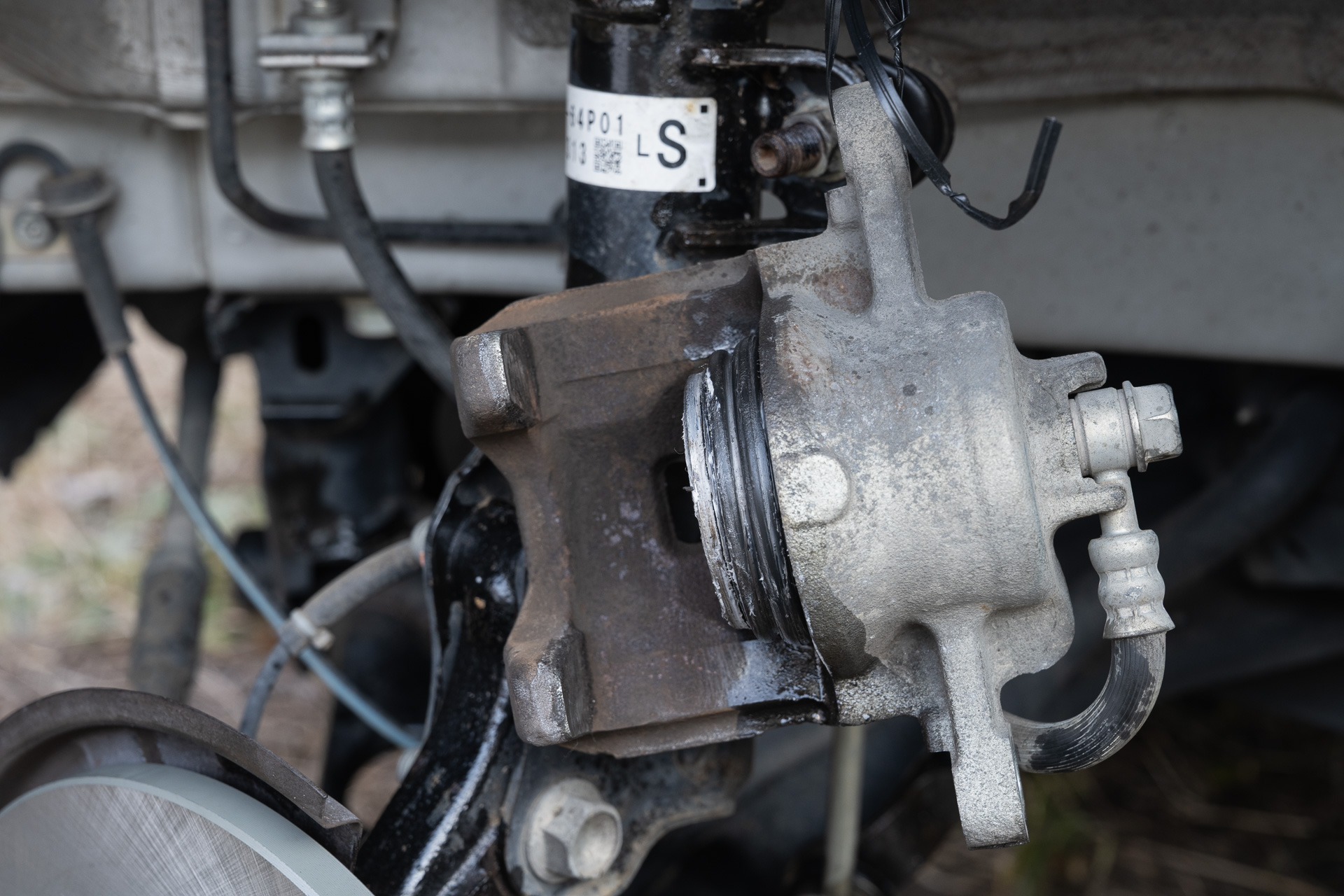 可能な限りピストンの汚れを落としておく。汚れたままピストンを押し込むとブーツを痛めてしまう