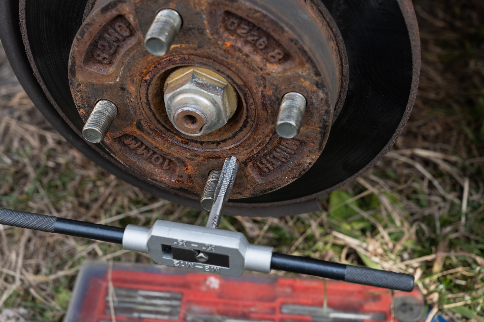 ディスク外しのネジは1度タップで浚ってやると良い