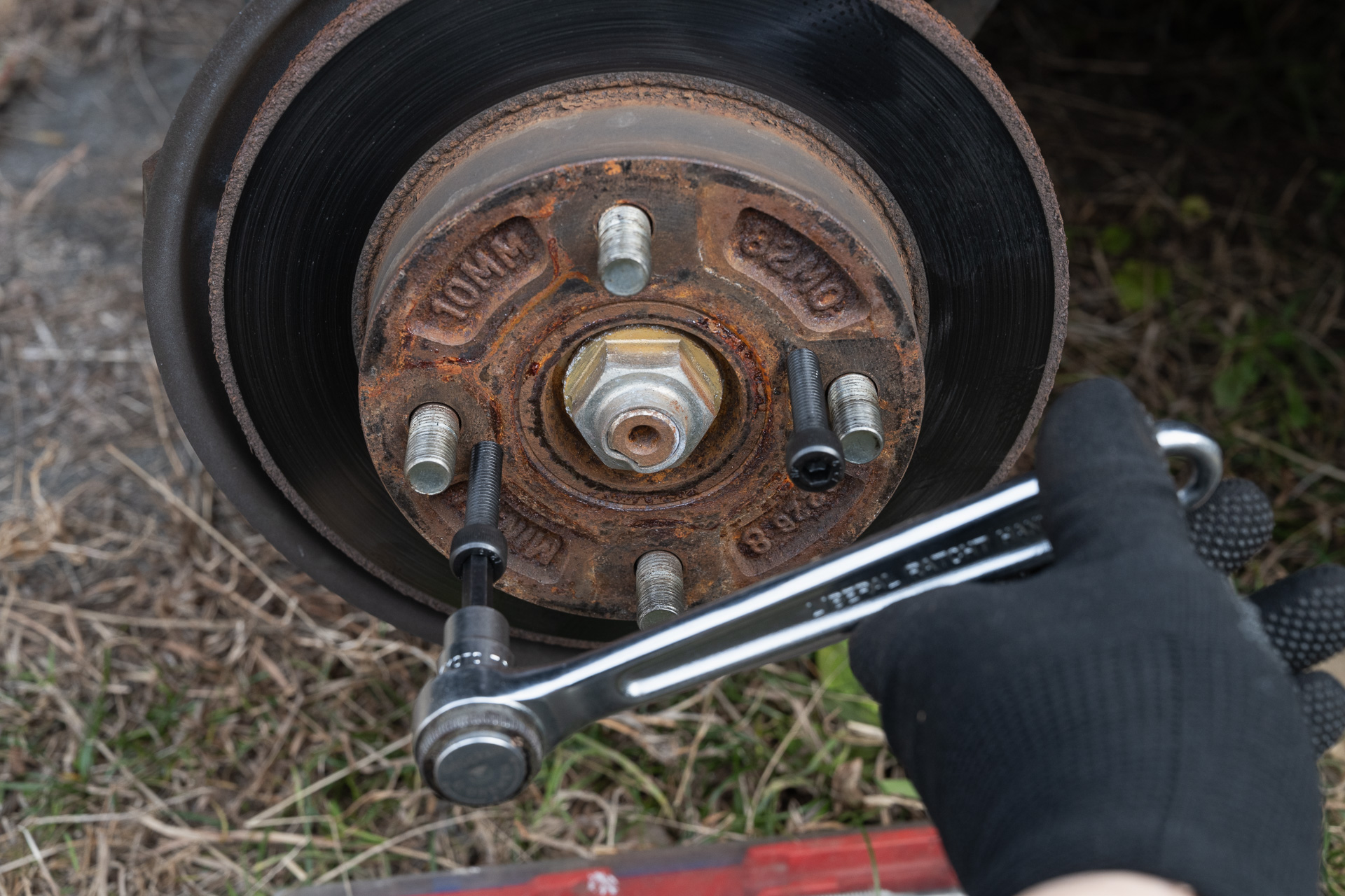 8mmボルトを少しずつ均等に捩じ込んでゆくとローターが外れる