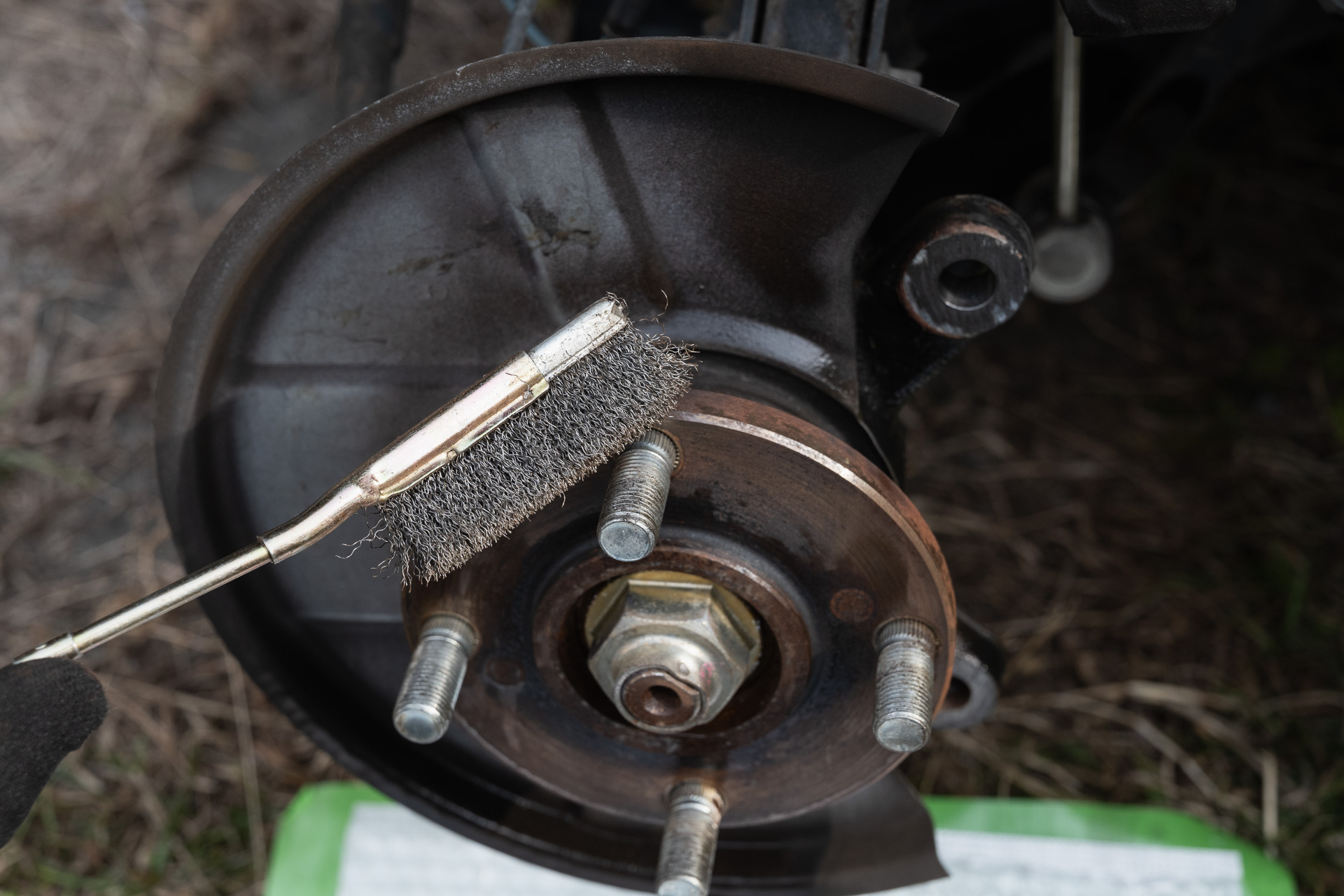 ハブの錆落としは金ブラシで
