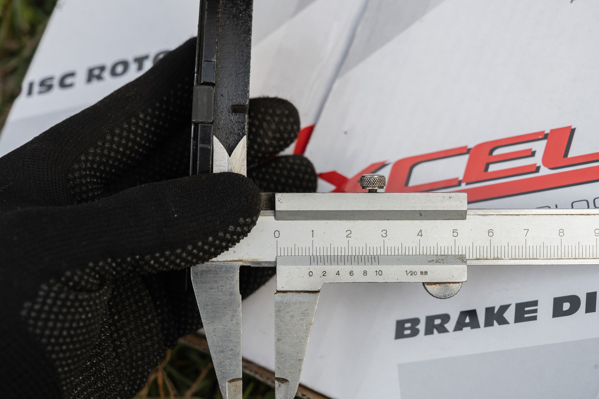 DIXCEL 新品パッド、ライニングの厚みはおよそ9.3mm