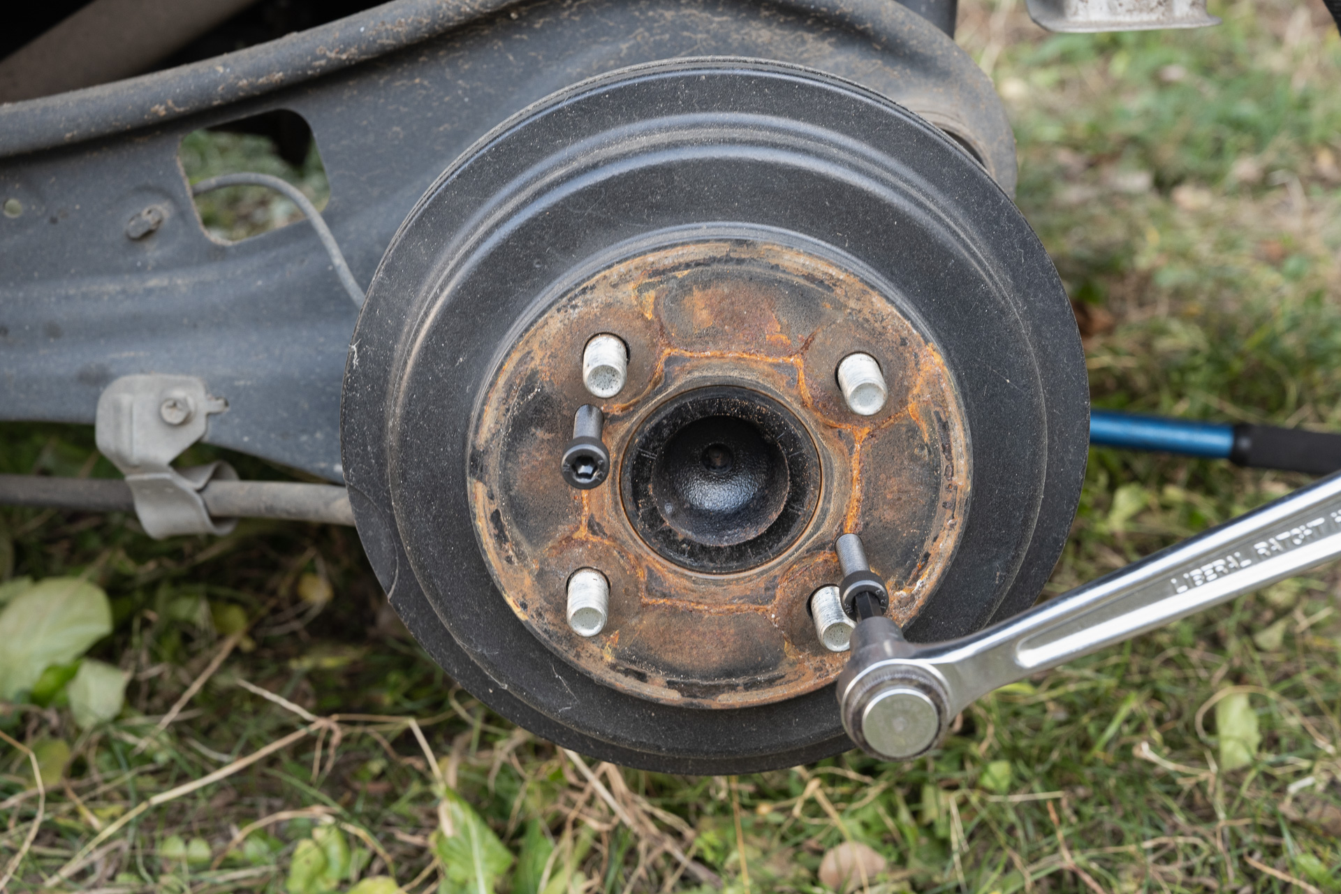 ドラムを外すのも8mmボルトで。ゆっくりと均等に捩じ込む