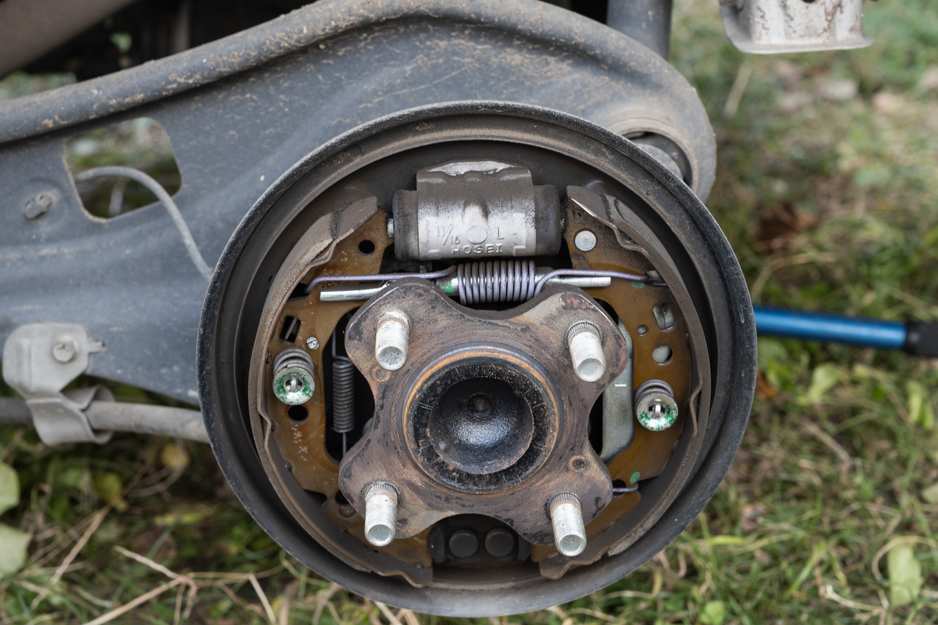 ドラムブレーキの中はこのようになっている。清掃前だが、汚れはさほどひどくない