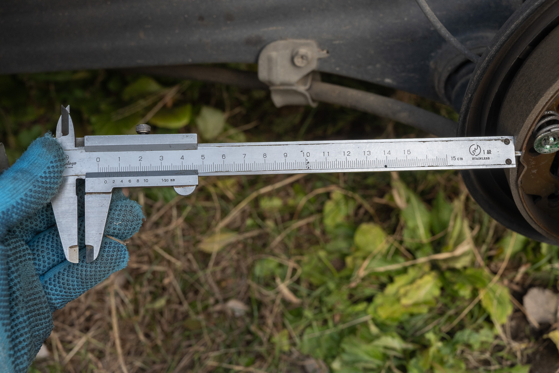 リアブレーキーシュー、ライニングの残りは3.7mm。一般的には2mmになったら交換検討時期、1mmでは至急交換と言われている