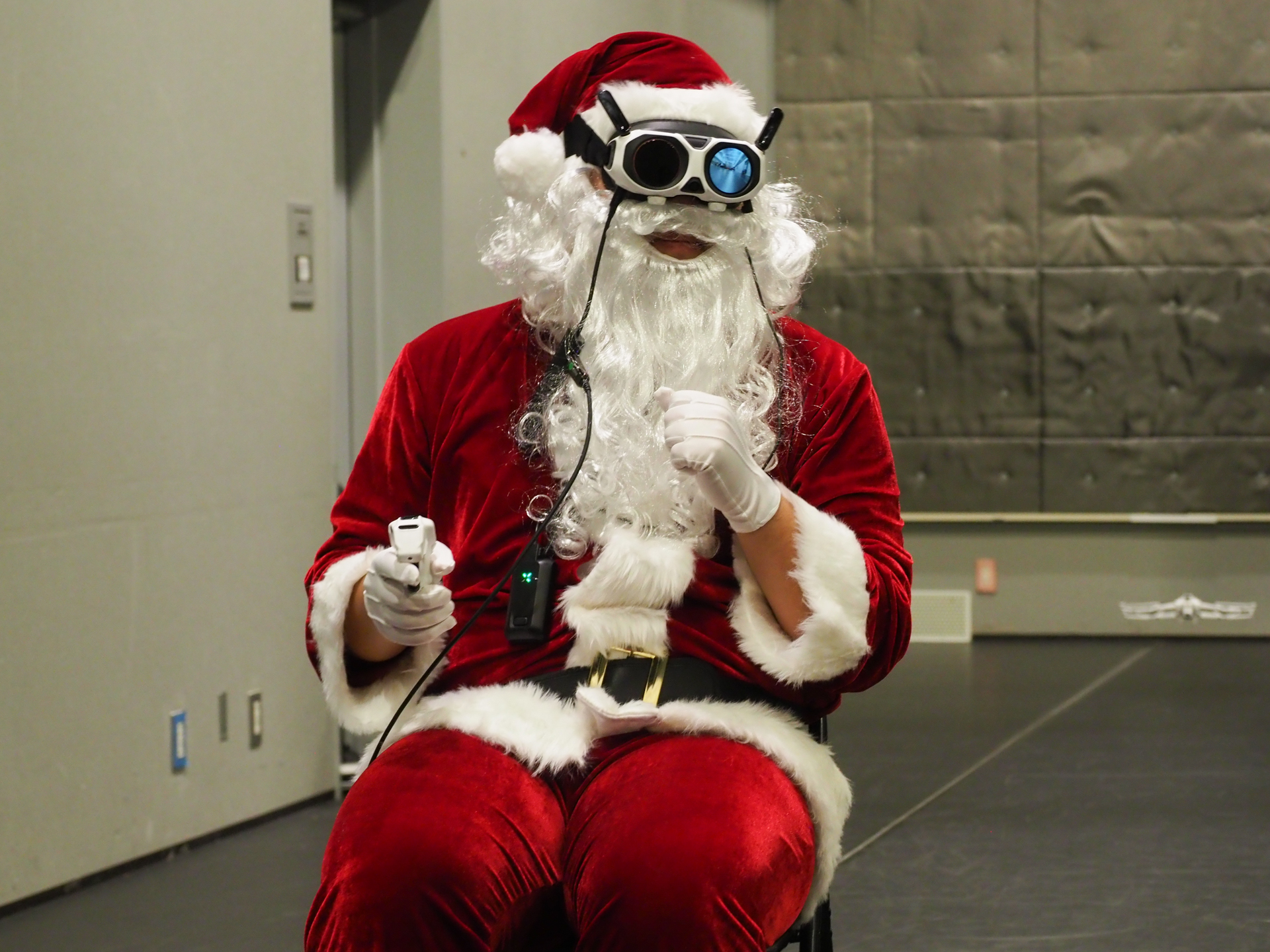 発表会ではサンタクロースがデモを実演。Visionゴーグルと右手に握ったグリップモーションコントローラーで操作する