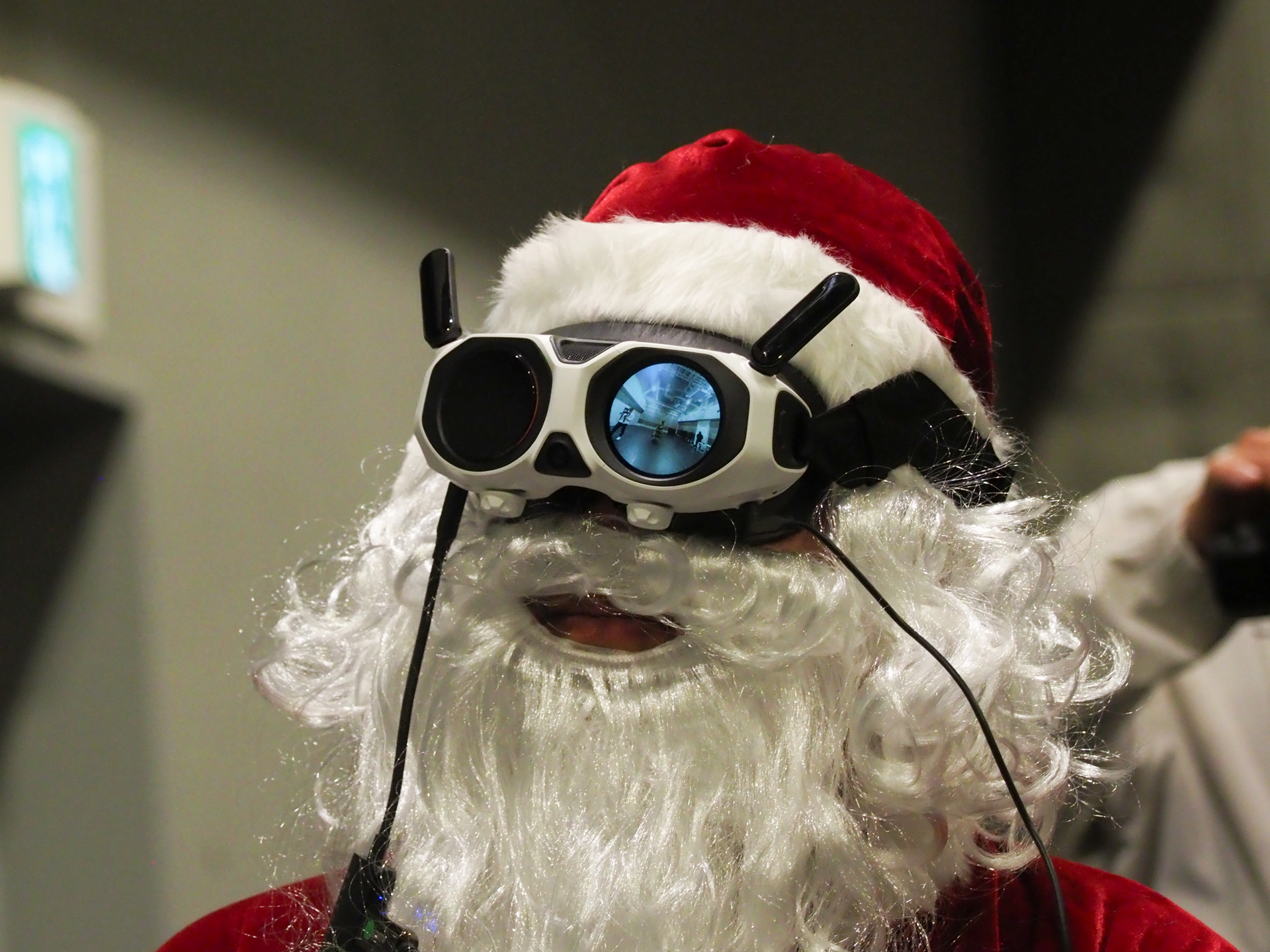 Visionゴーグルの前面には映像が映し出され、周囲の人と共有できるようにした。ちなみにゴーグル装着時は、“目視外飛行”の申請が必要。ゴーグルを使用しなければ“目視飛行”となる