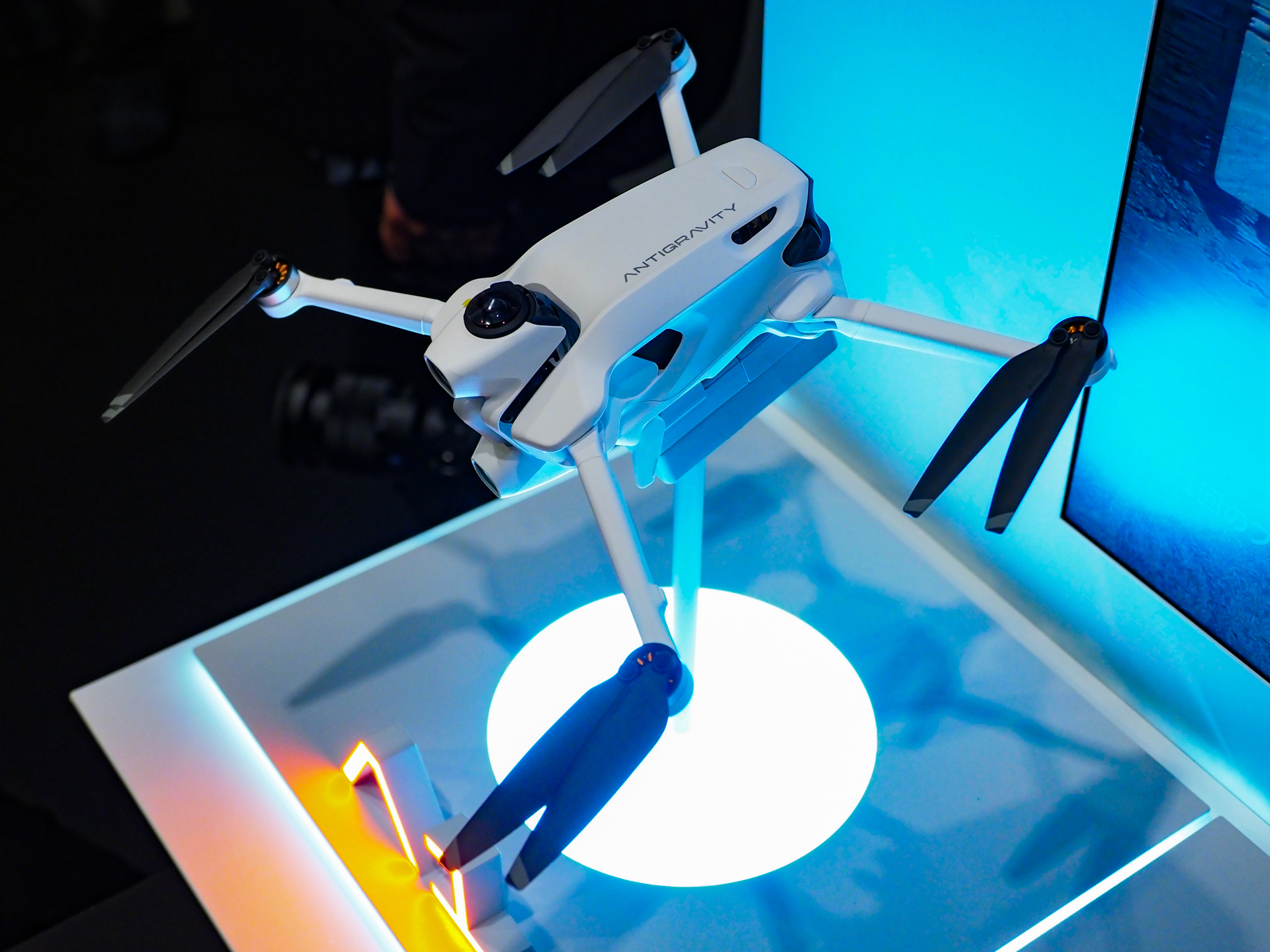 機体の上下にレンズを搭載する。