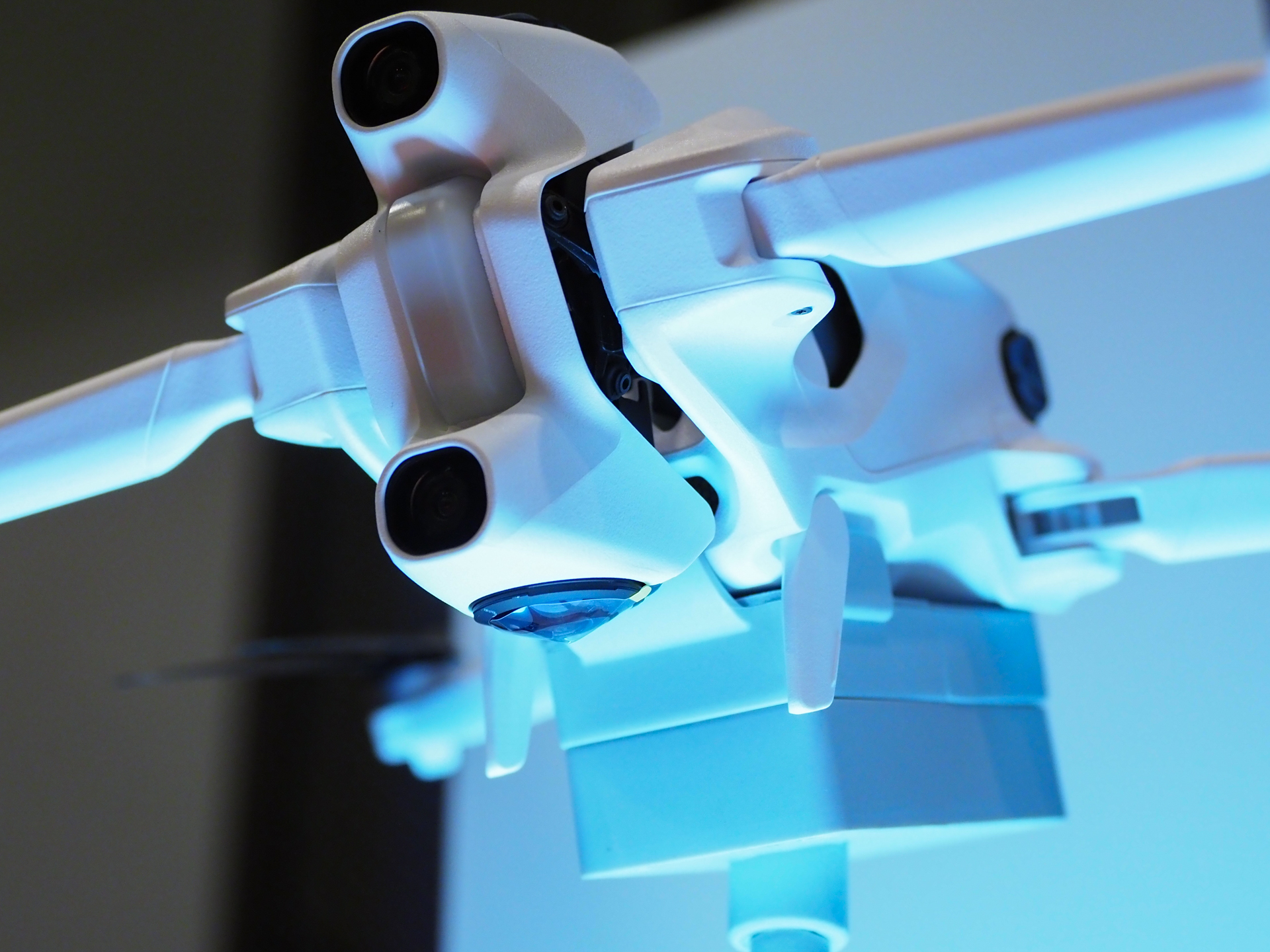 機体の下にもレンズを搭載しているため、着陸時にレンズを傷つけないためのランディングギアを備えた