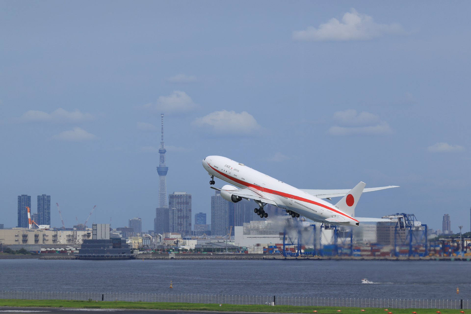 羽田空港を離陸する政府専用機　石破首相が国連総会出席のためニューヨークに向けて飛び立ちました<br>キヤノン EOS R5 Mark II／RF70-200mm F2.8 L IS USM Z + EXTENDER RF1.4x／280mm／マニュアル露出（1/1,600秒、F7.1）／ISO 200