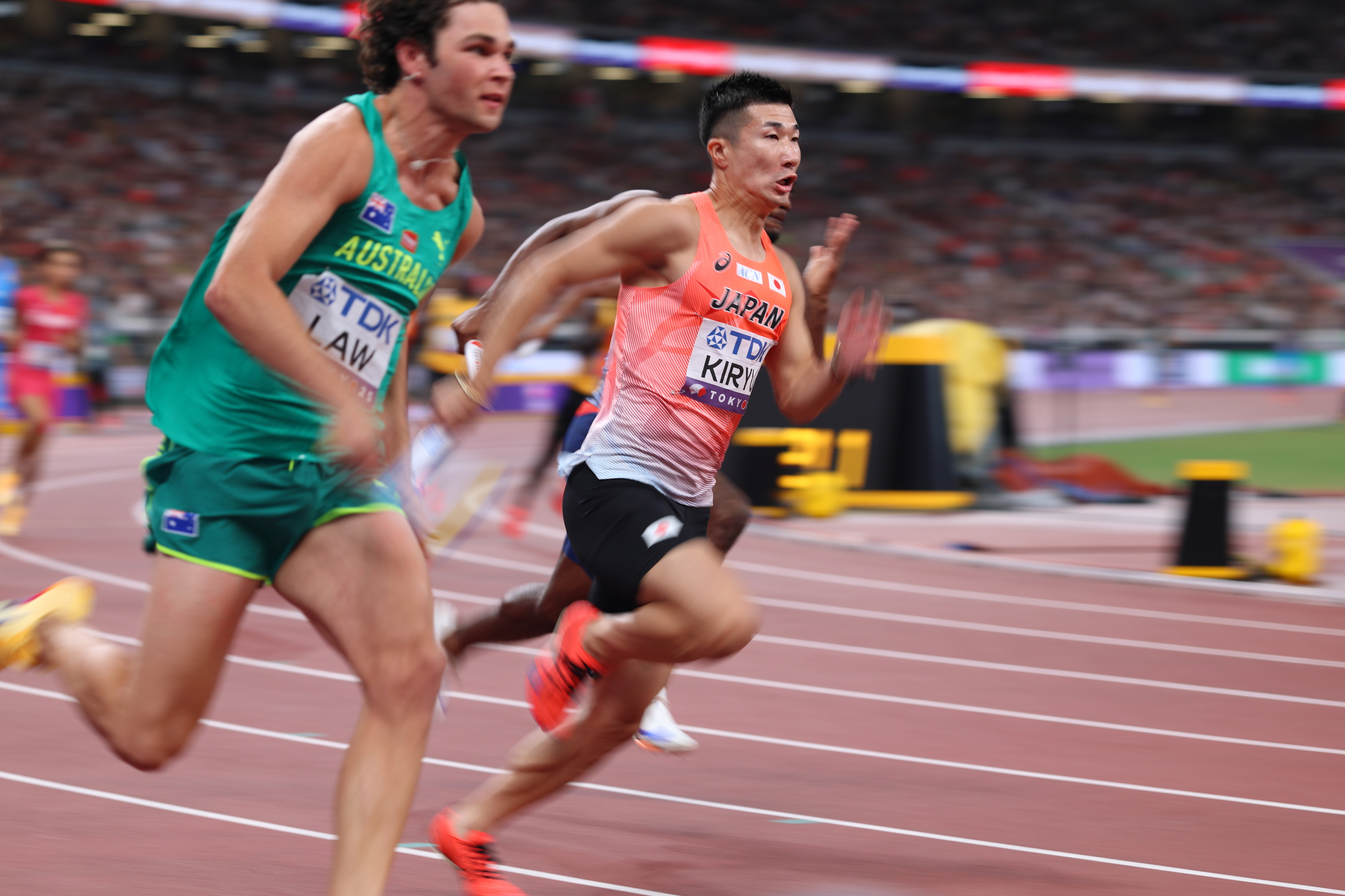 東京2025世界陸上競技選手権大会（男子4×100mリレー予選）。桐生祥秀選手は第3走者で力走し決勝進出に貢献しました<br>キヤノン EOS R1／RF70-200mm F2.8 L IS USM Z + EXTENDER RF1.4x／119mm／マニュアル露出（1/125秒、F4）／ISO 160