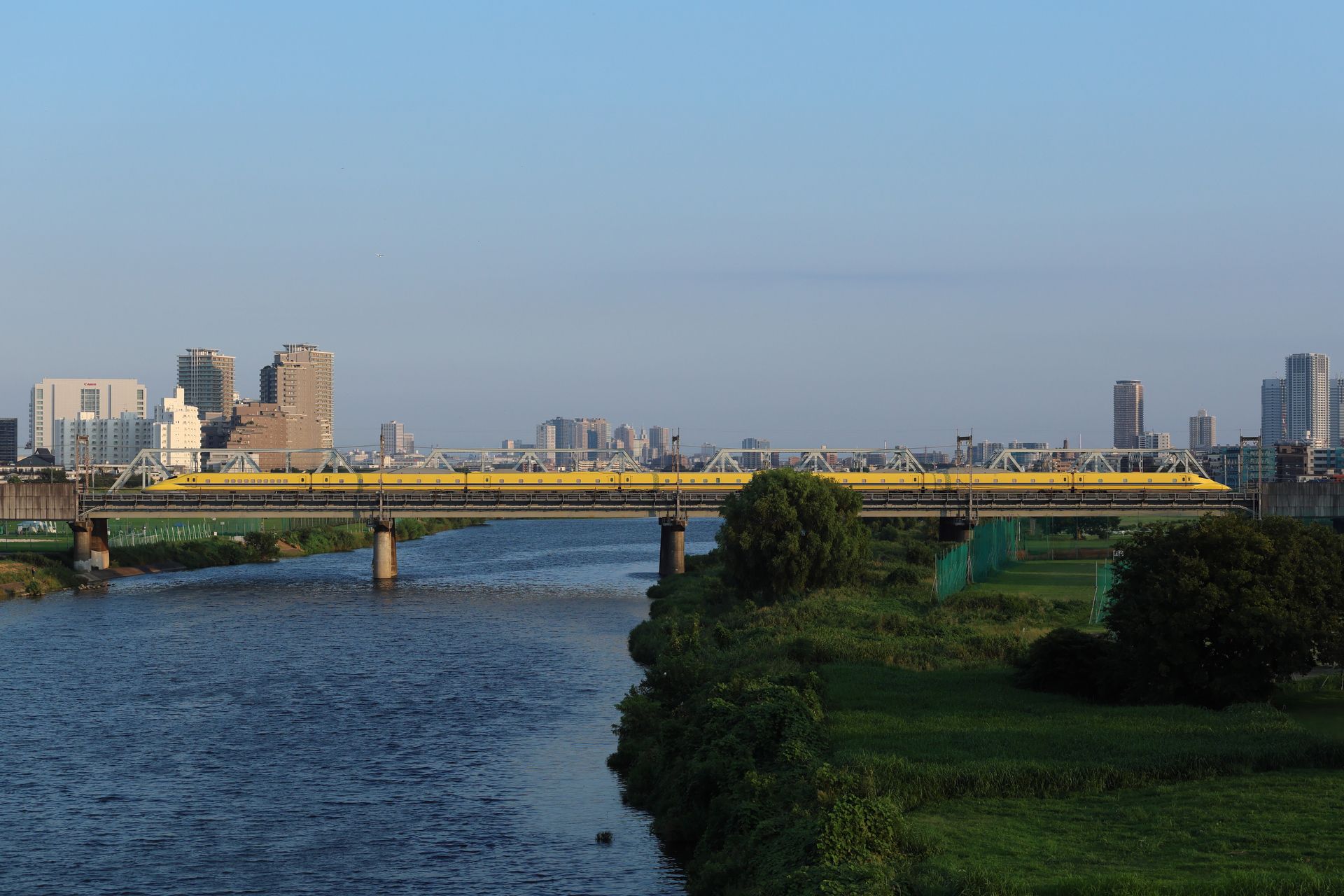多摩川を渡るドクターイエロー（東海道新幹線／新横浜〜品川間）<br>キヤノン EOS R3／RF70-200mm F2.8 L IS USM Z／70mm／マニュアル露出（1/2,500秒、F5）／ISO 640