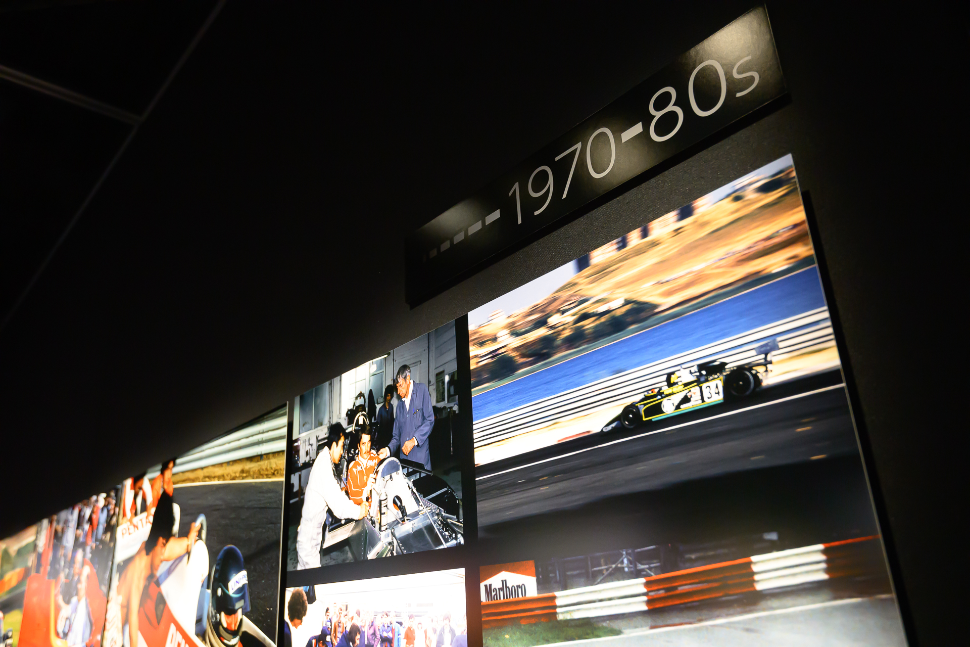 写真は年代で並べられている