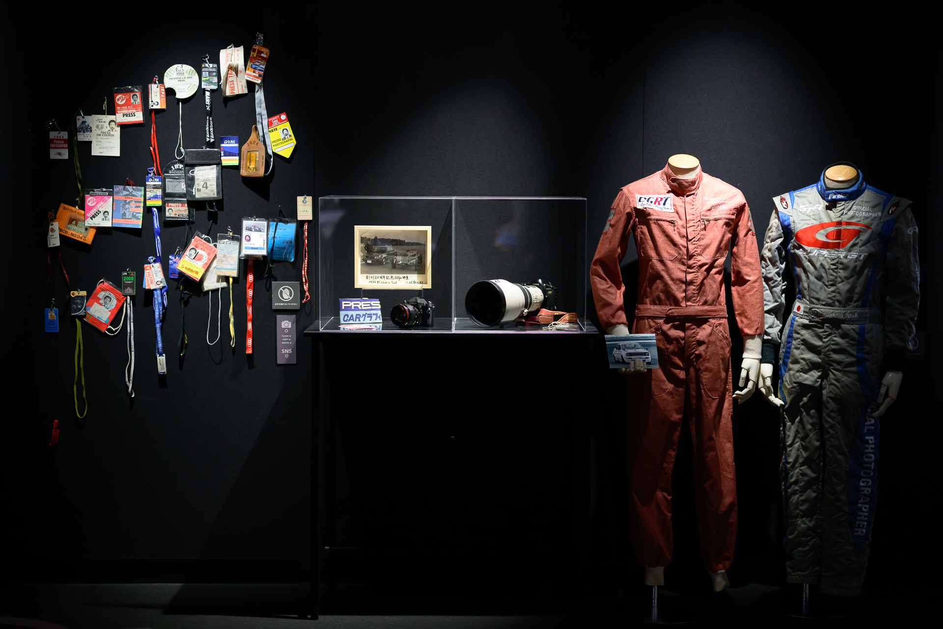 左からプレスパス、撮影機材、撮影用の耐火服