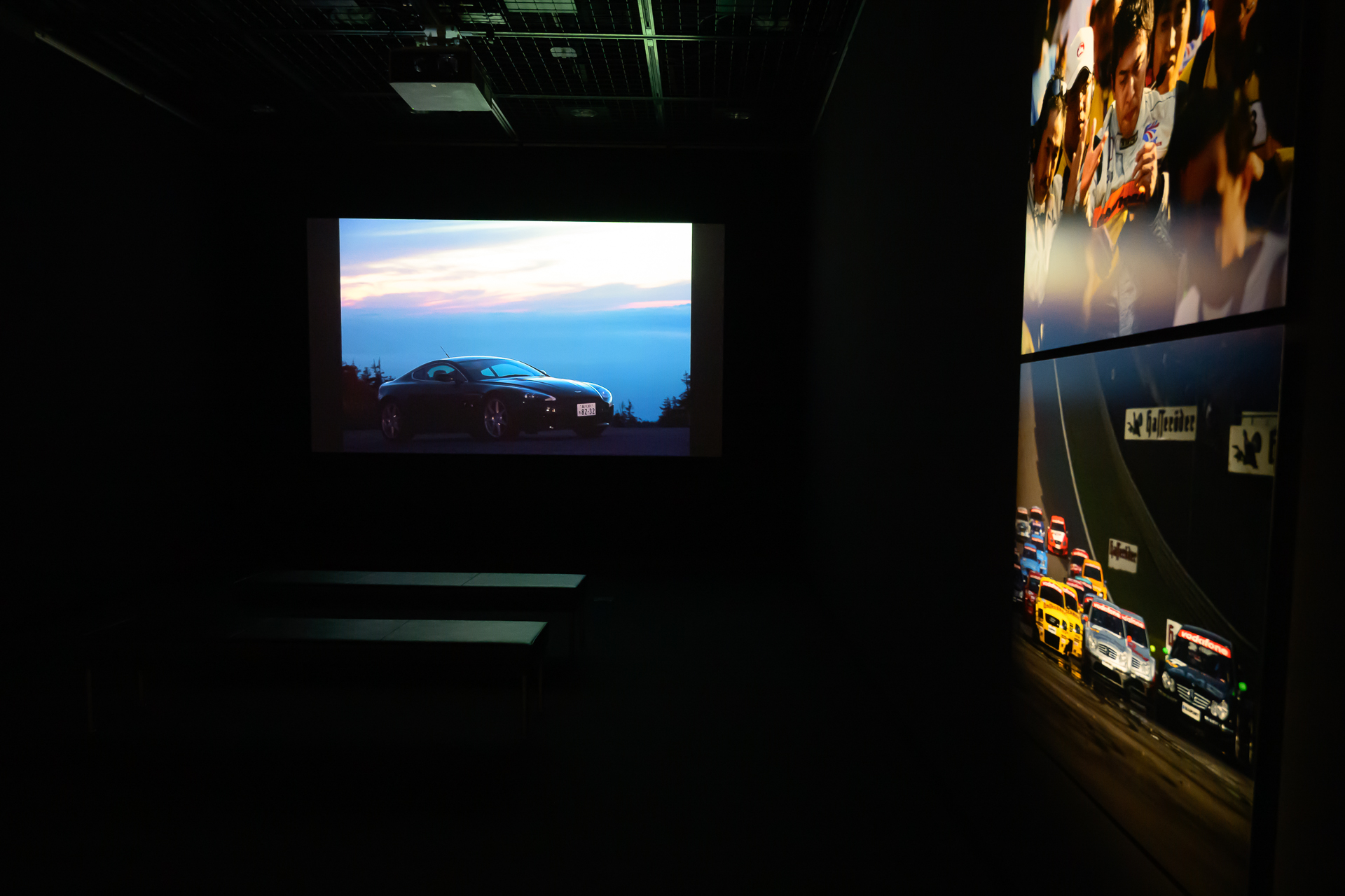 スクリーンでは1980年〜直近までの約450点の作品を上映している