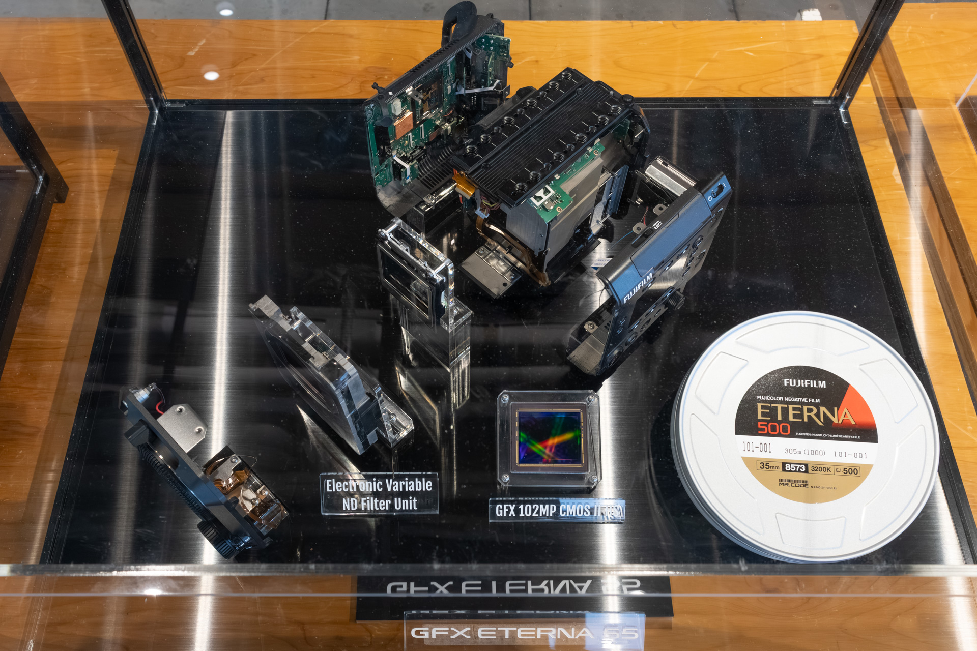 GFX ETERNA 55の分解展示も