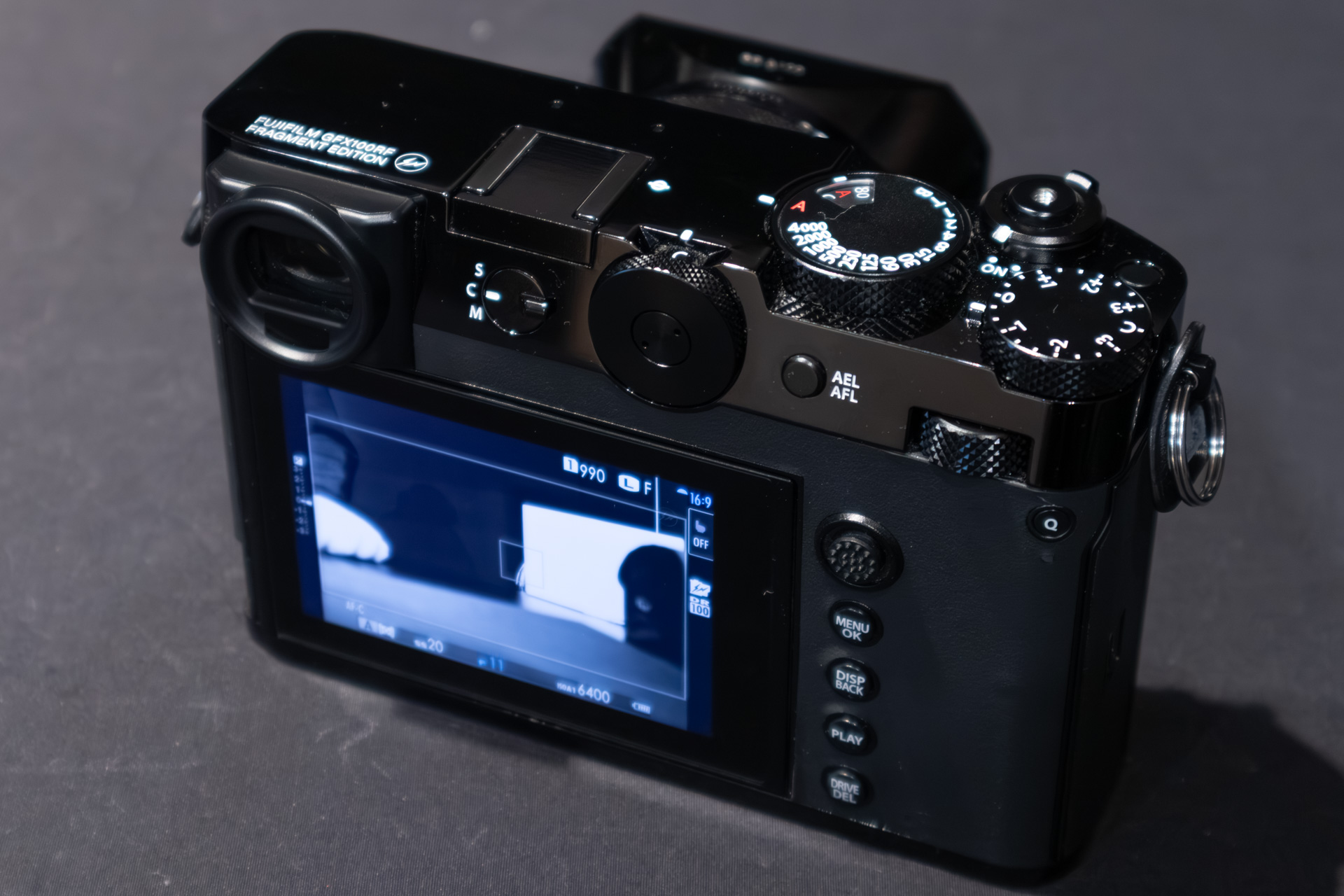 光沢のある金属パーツが目を引く